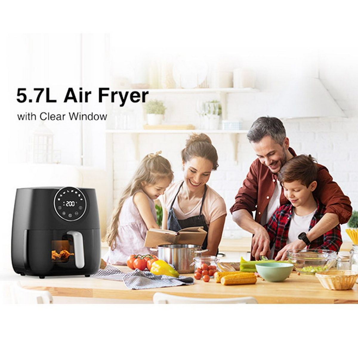 Famiglia che cucina in cucina. Friggitrice ad aria nera a sinistra. Donna e due bambini.