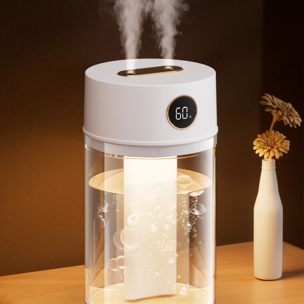 Ein weißer Luftbefeuchter mit Dampf, der austritt, und ein digitales Display mit 60 %. Es gibt eine Blumenvase.