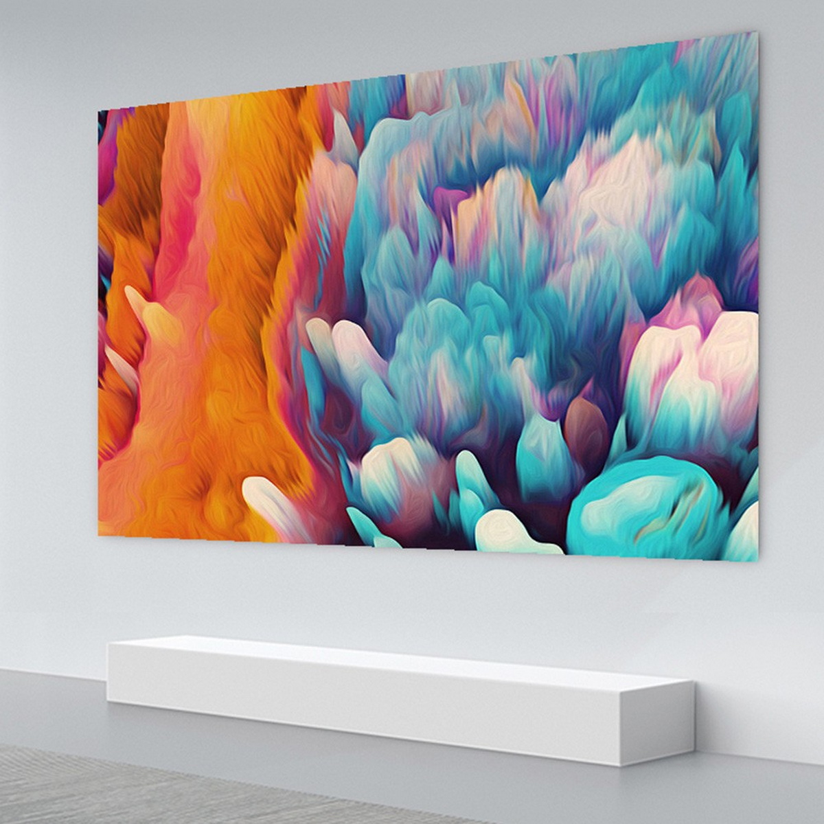 Abstrakte Kunst an einer Wand. Orange- und Blau-Farbschema, weiße Basis darunter, grauer Boden.