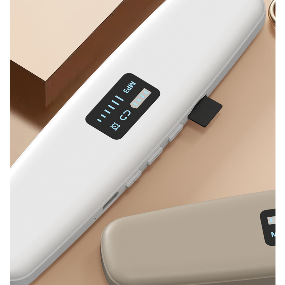 Ein weißer MP3-Player mit kleinem Bildschirm und Knöpfen, der auf einer Oberfläche liegt.