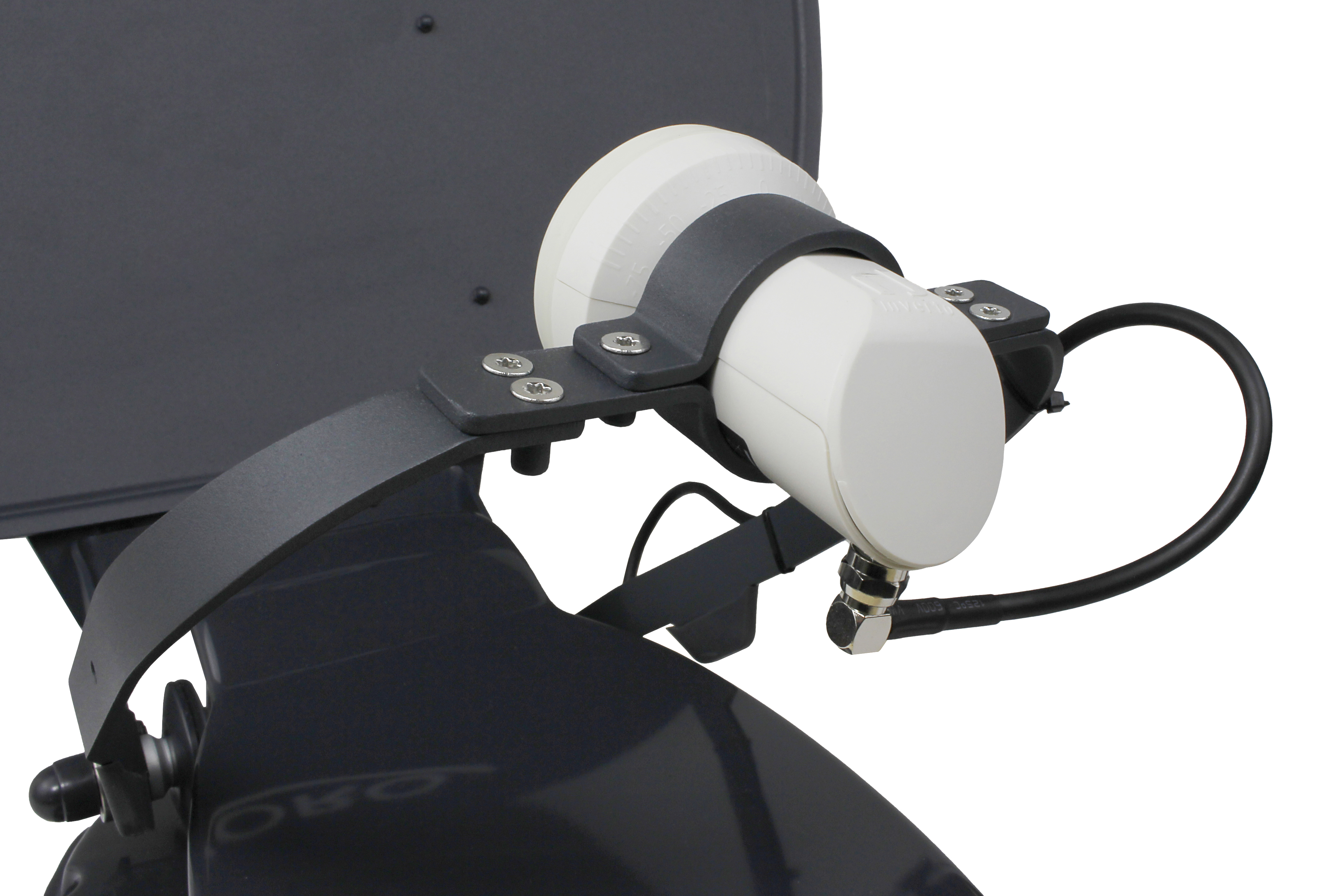 Nahaufnahme einer Satellitenschüsselantenne. Weißes LNB. Schwarzer Tragarm und Sockel.