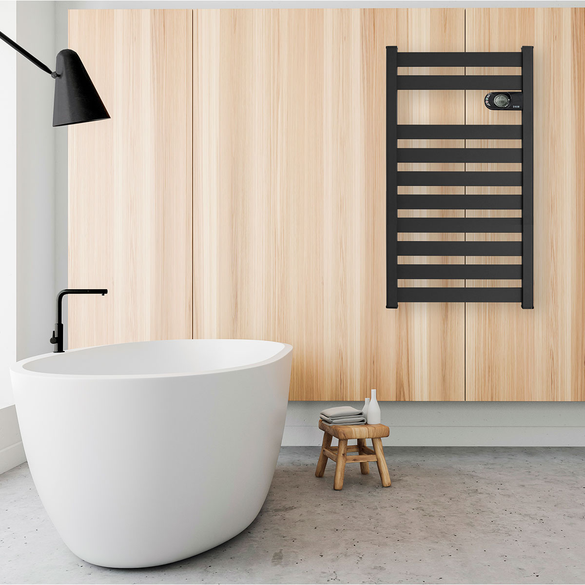 Escena de baño con bañera blanca, grifo negro y toallero en la pared.