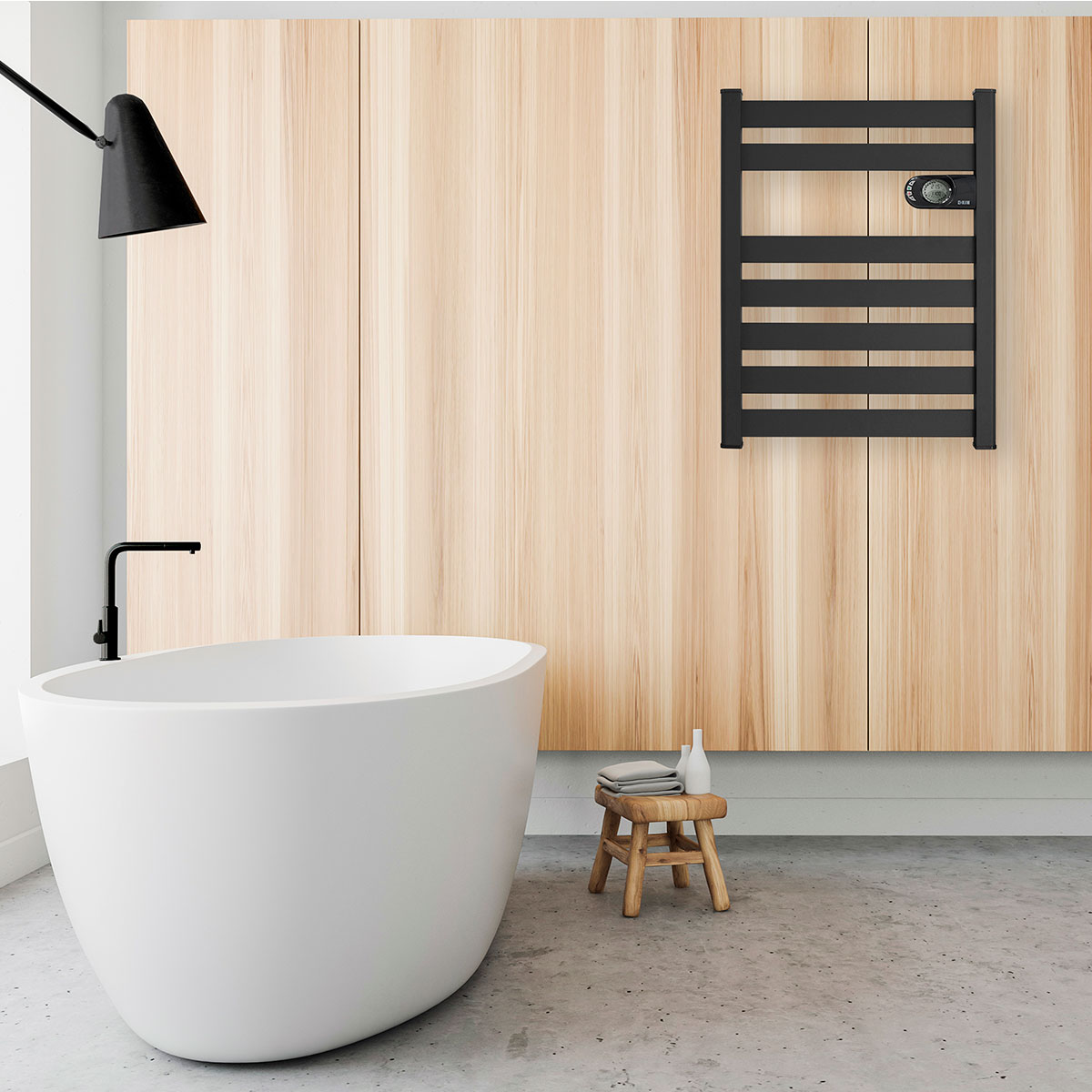 Una escena de baño con un toallero negro en una pared de madera. Bañera y taburete blancos.