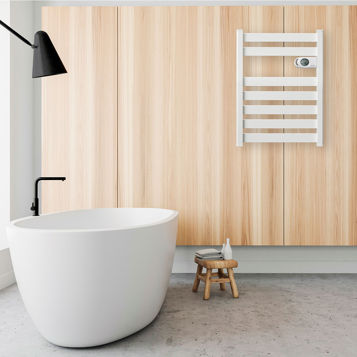 Baño moderno con bañera ovalada blanca, taburete de madera y radiador blanco en una pared de panel de madera.