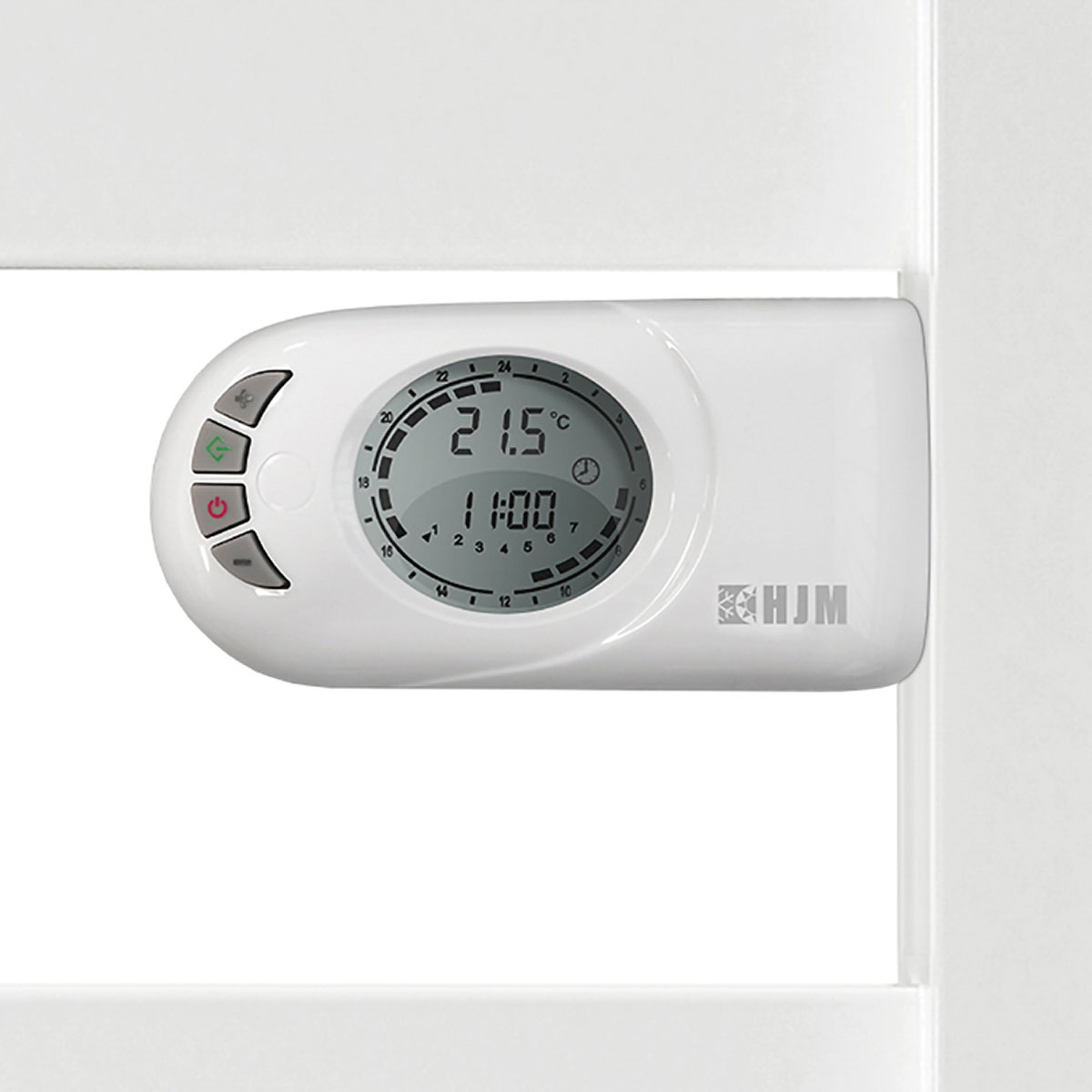 Termostato blanco con pantalla digital que muestra hora y temperatura. Botones a la izquierda.