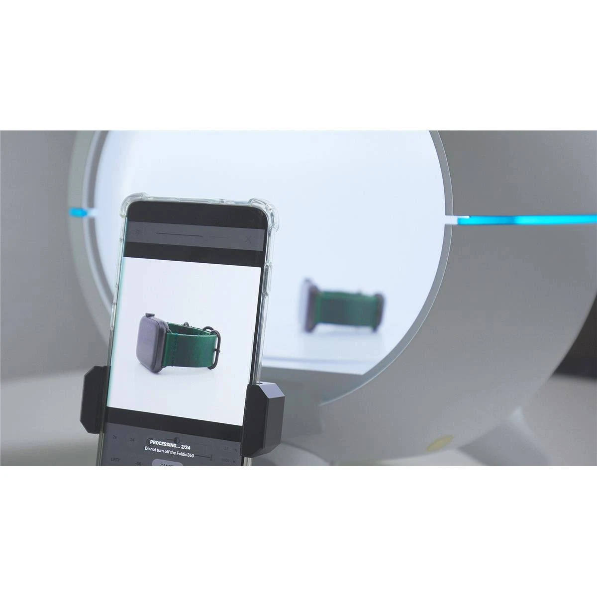 Telefon mit Smartwatch-Bildschirm in weißer Lichtbox. Reflektiertes Smartwatch-Bild.