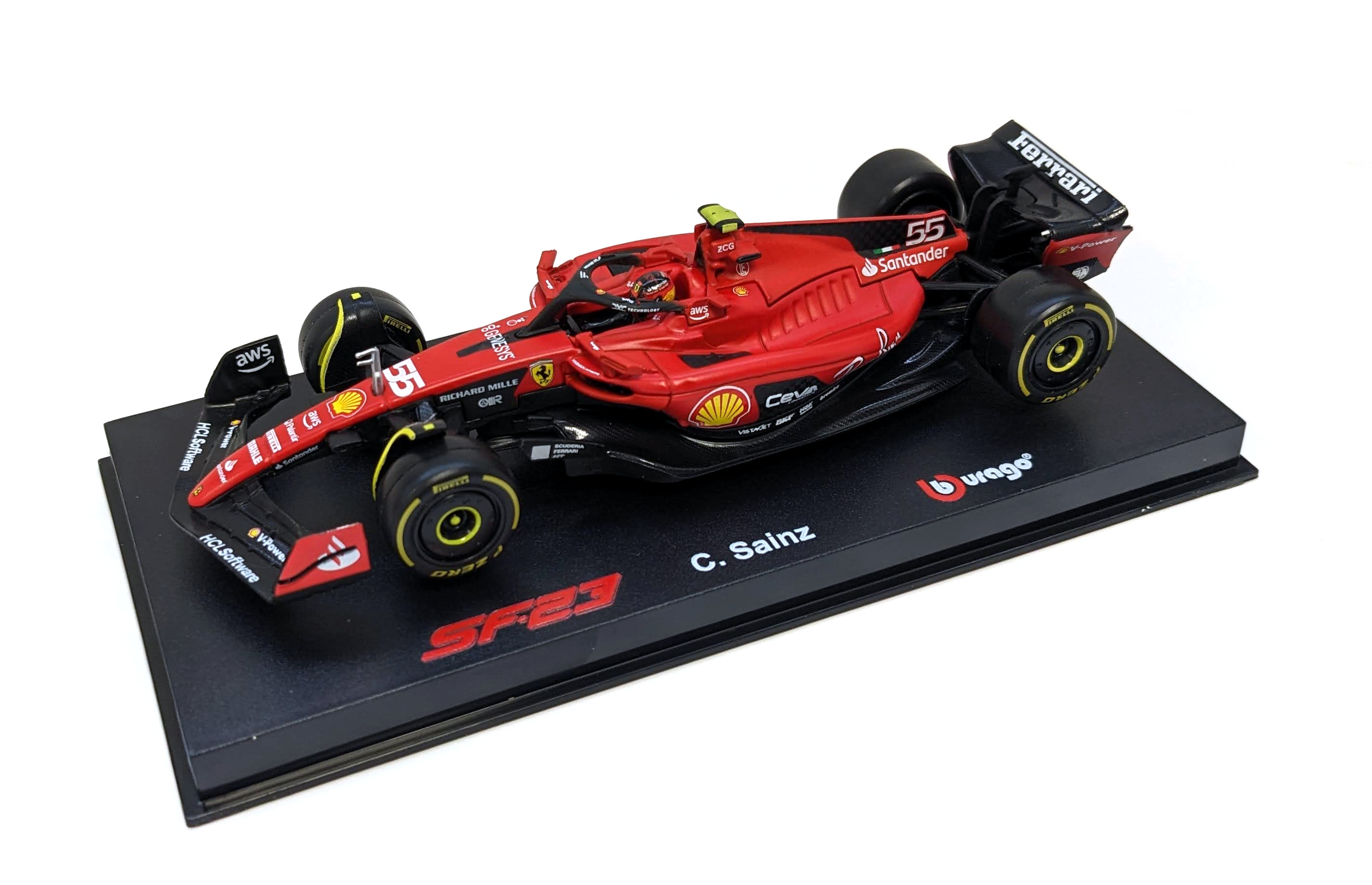 Ein rotes Ferrari SF23 Modellauto auf schwarzer Basis. Das Auto hat verschiedene Sponsorenlogos.