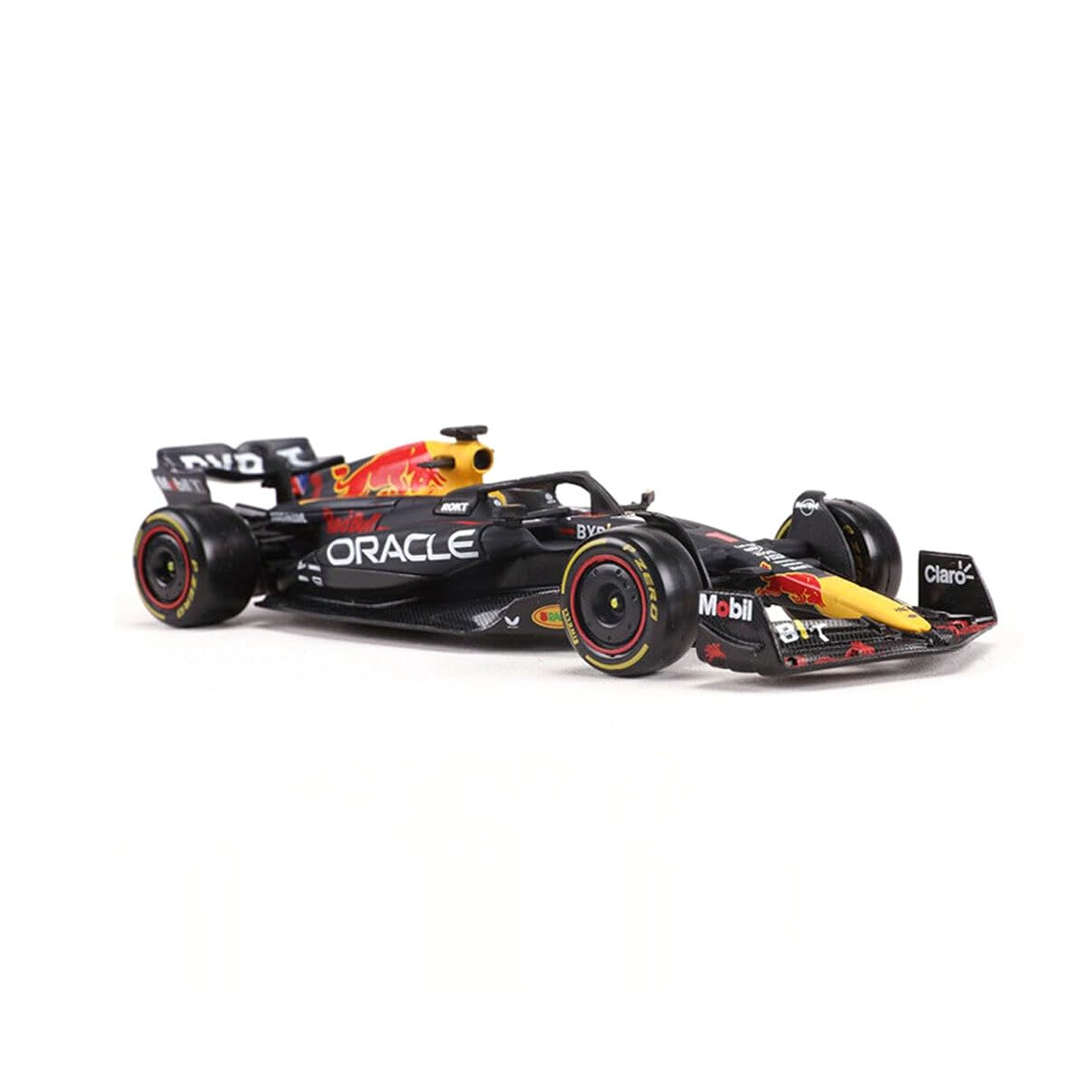 Ein Formel-1-Rennwagen, schwarz mit roten und gelben Akzenten, auf weißem Untergrund.