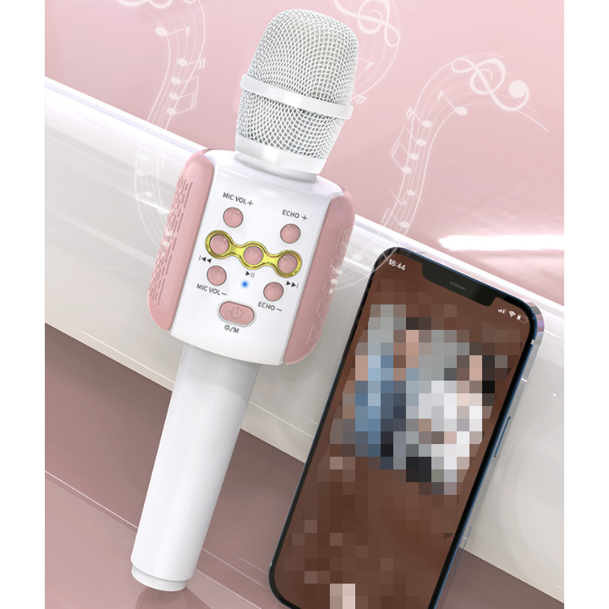 Ein Karaoke-Mikrofon und ein Smartphone mit Noten im Hintergrund.
