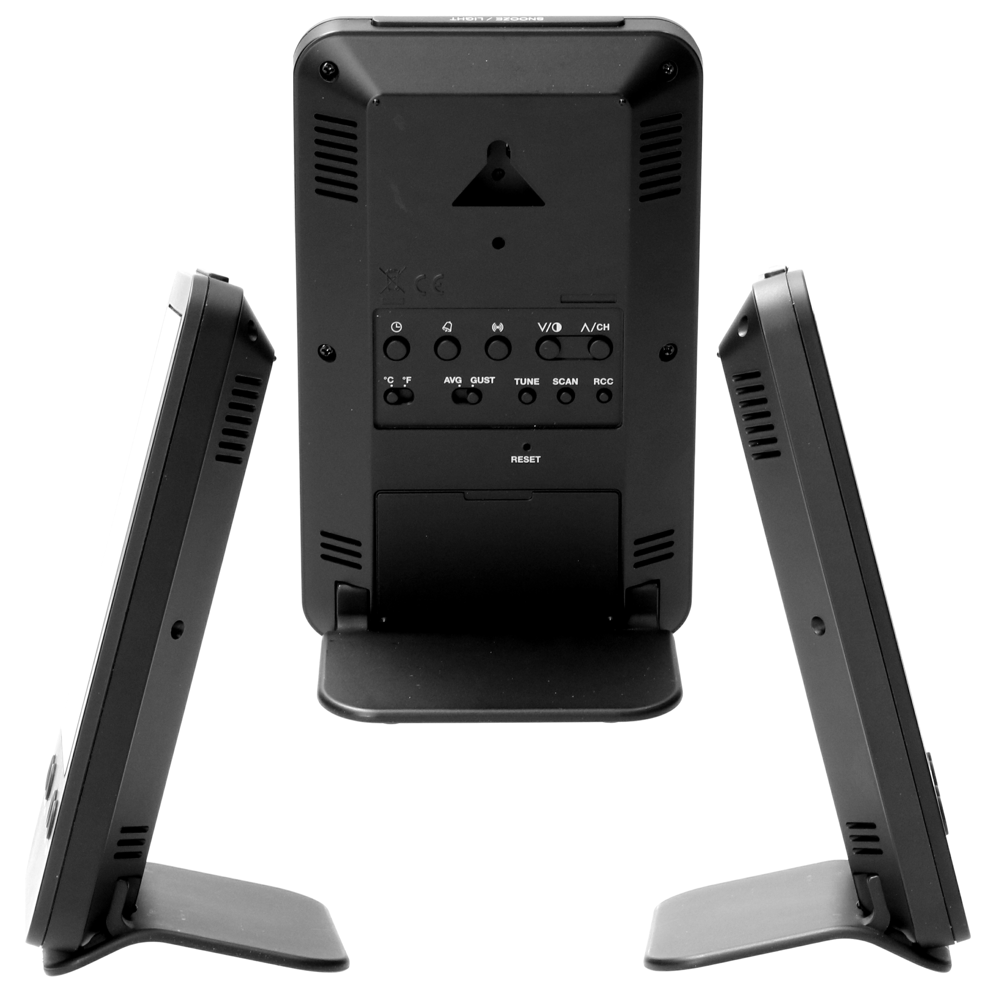 Trzy widoki czarnej stacji pogodowej z przyciskami i wyświetlaczem na białym tle.