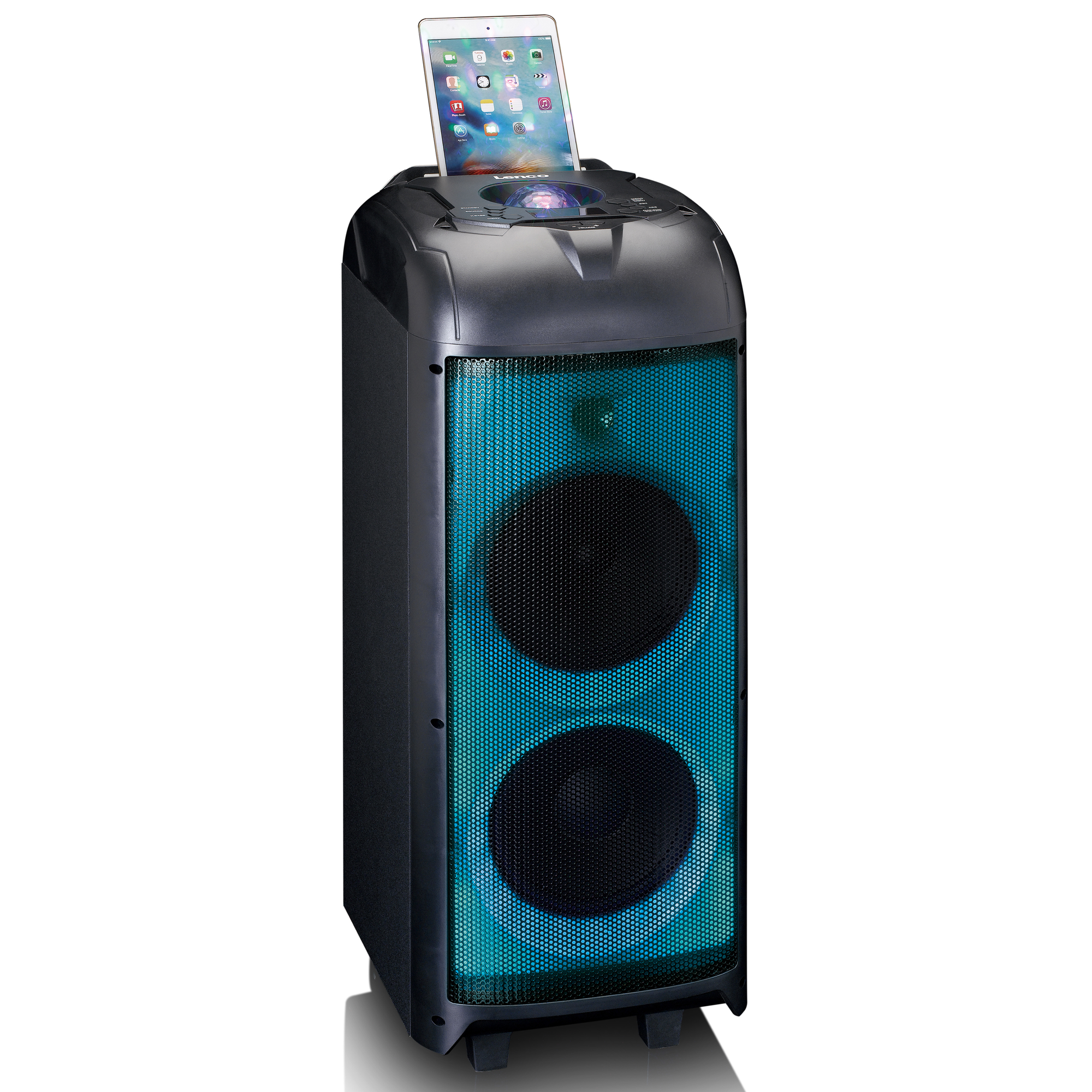 Wysoki, czarny głośnik z niebieskimi światłami i tabletem na górze. Stoi na białym tle.