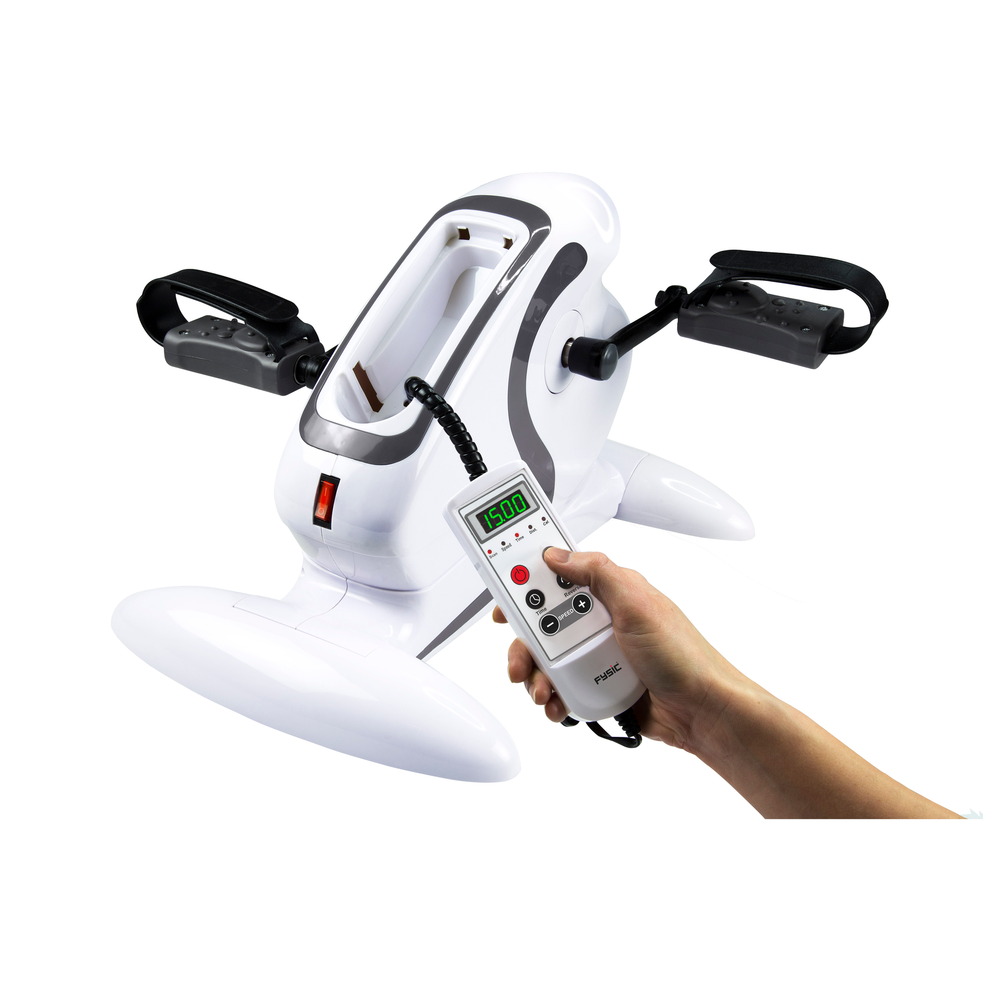 Witte hometrainer met afstandsbediening. Hand die afstandsbediening vasthoudt. Witte achtergrond.
