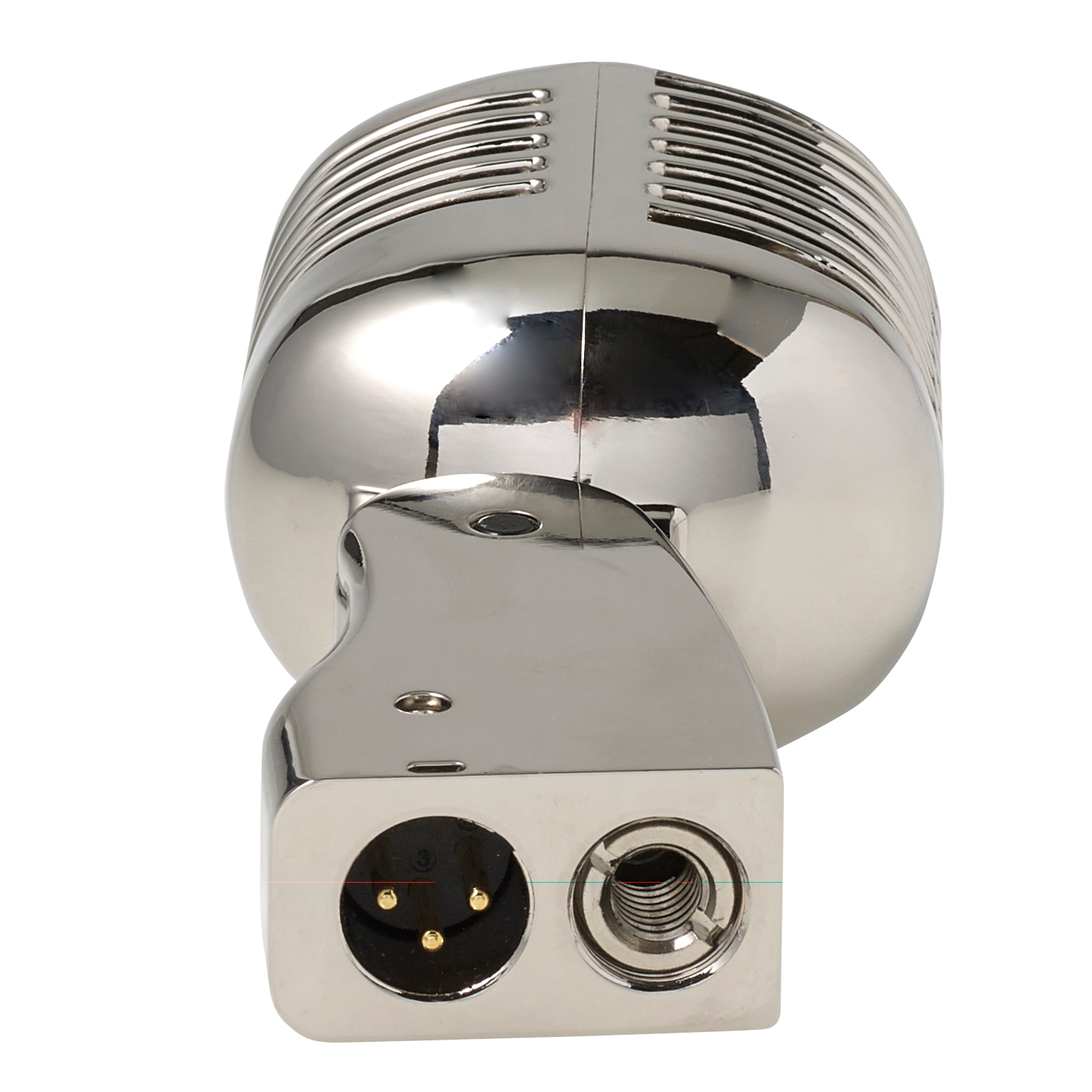 Een glanzende chromen microfoon met een kenmerkend retro-ontwerp, close-up.