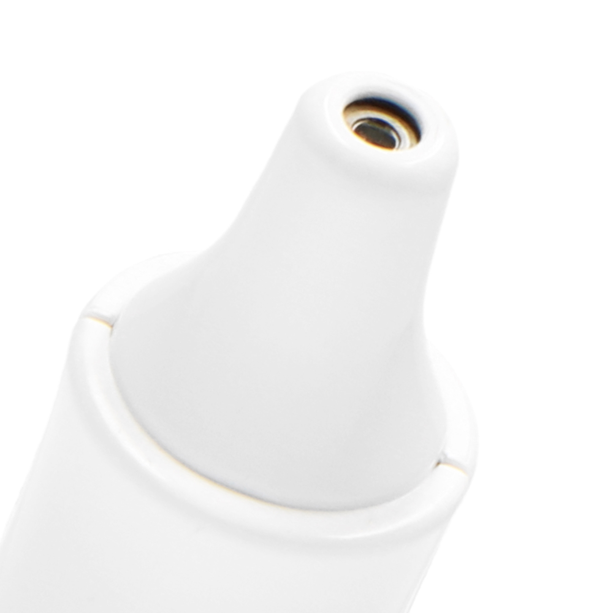 Nahaufnahme eines weißen Ohrthermometers. Schwarzer Sensor im Inneren.