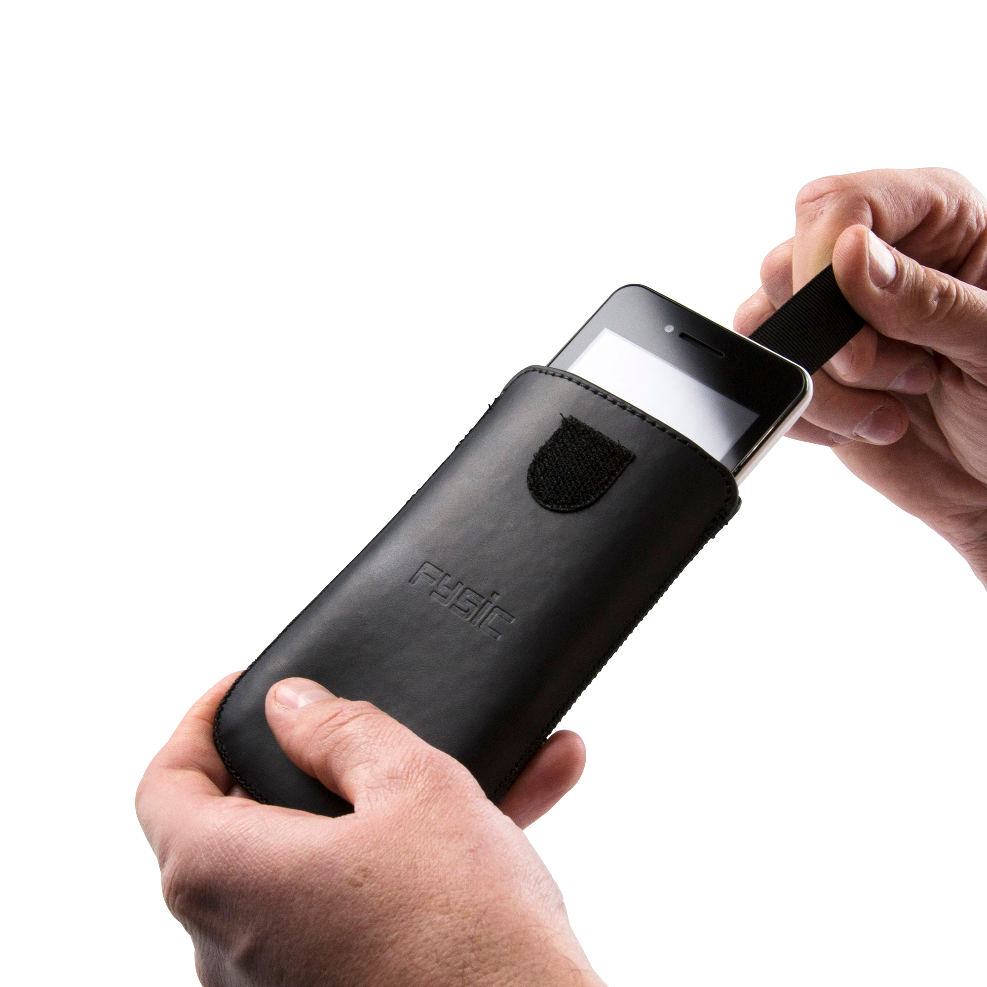 Hände, die ein Telefon in eine schwarze Leder-Handyhülle stecken.