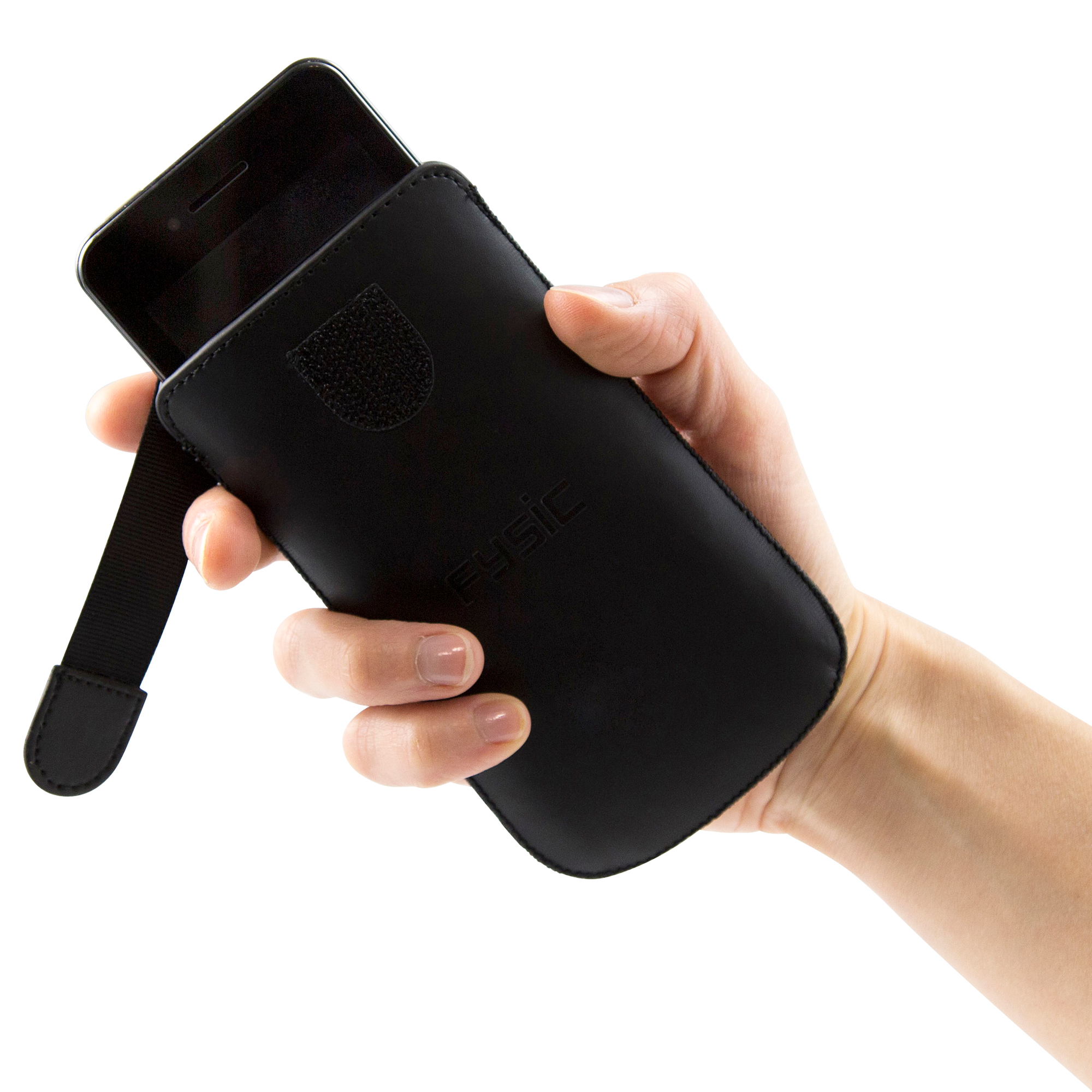 Hand hält ein schwarzes Telefon in einer schwarzen Ledertasche. Das Telefon ist teilweise sichtbar.