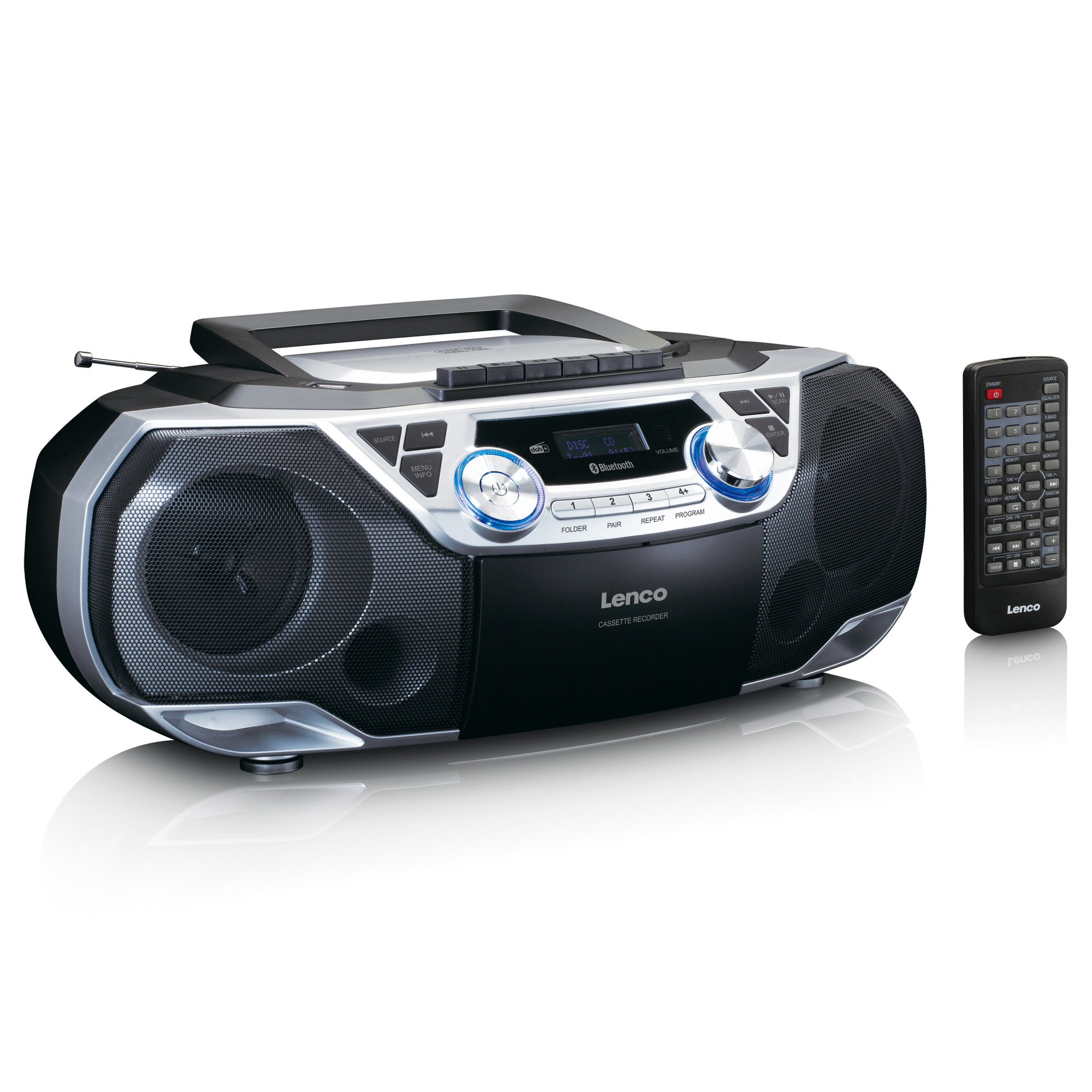 Boombox noire et argentée avec télécommande. Haut-parleurs, écran et boutons.
