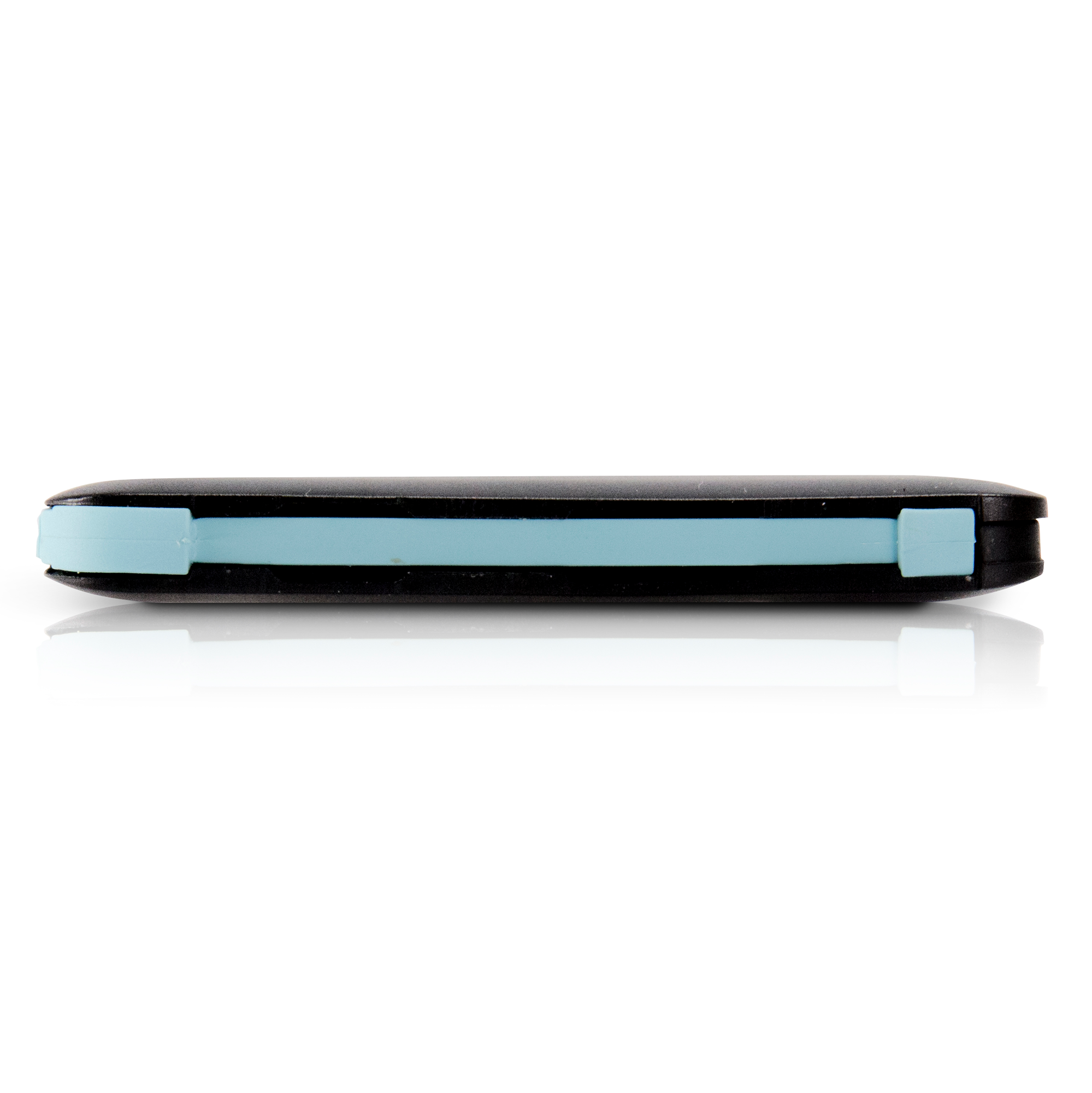 Een zwart en blauw object met een reflecterend oppervlak. Het heeft een blauwe streep aan de zijkant.