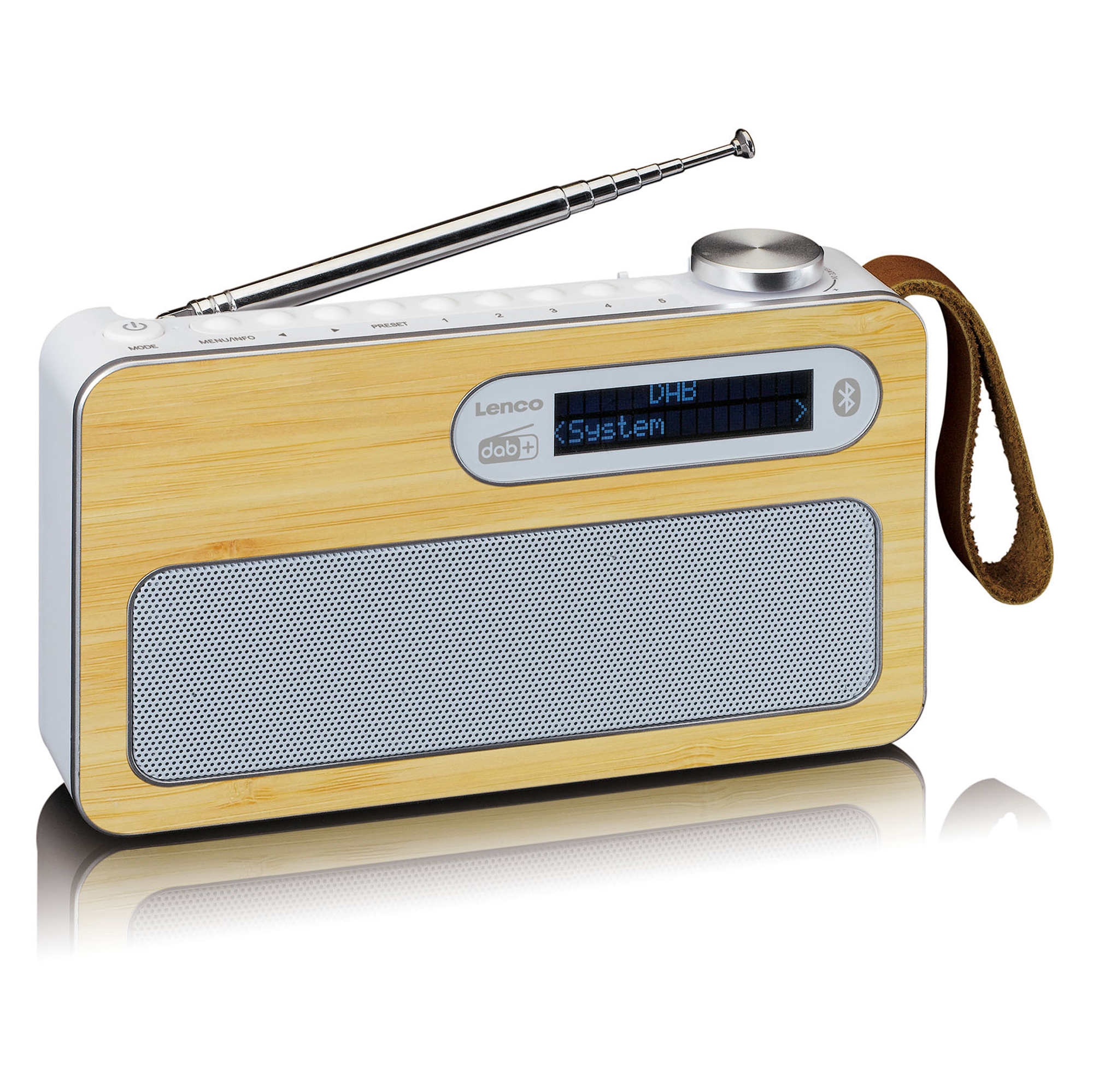 Weißes Radio mit Holzfront, silbernem Lautsprechergitter. Weißer Hintergrund.