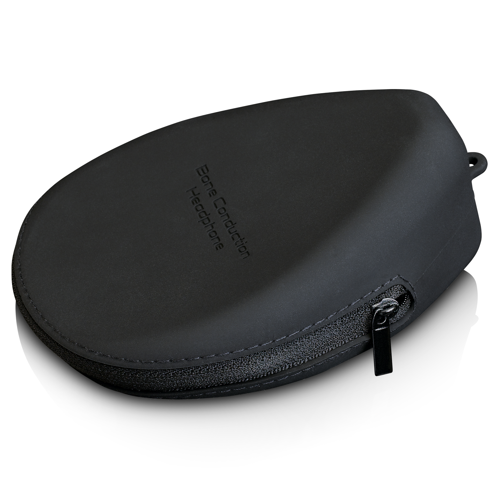 Czarne etui na słuchawki przewodnictwa kostnego. Ma zamek błyskawiczny i mały uchwyt. Białe tło.