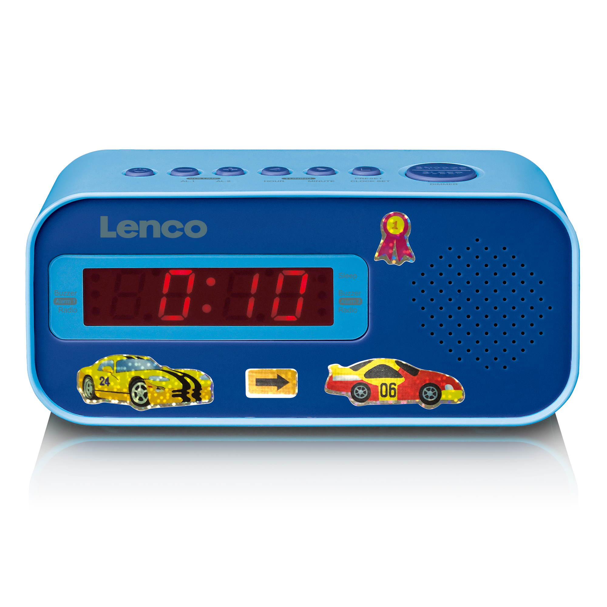 Réveil Lenco bleu avec affichage numérique rouge indiquant 8:10. Autocollants de voiture attachés, fond blanc.