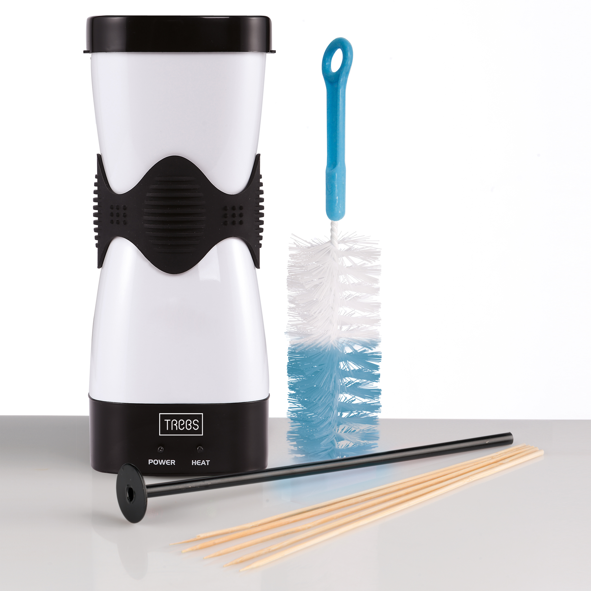 Un elettrodomestico da cucina bianco e nero con una spazzola per la pulizia blu.