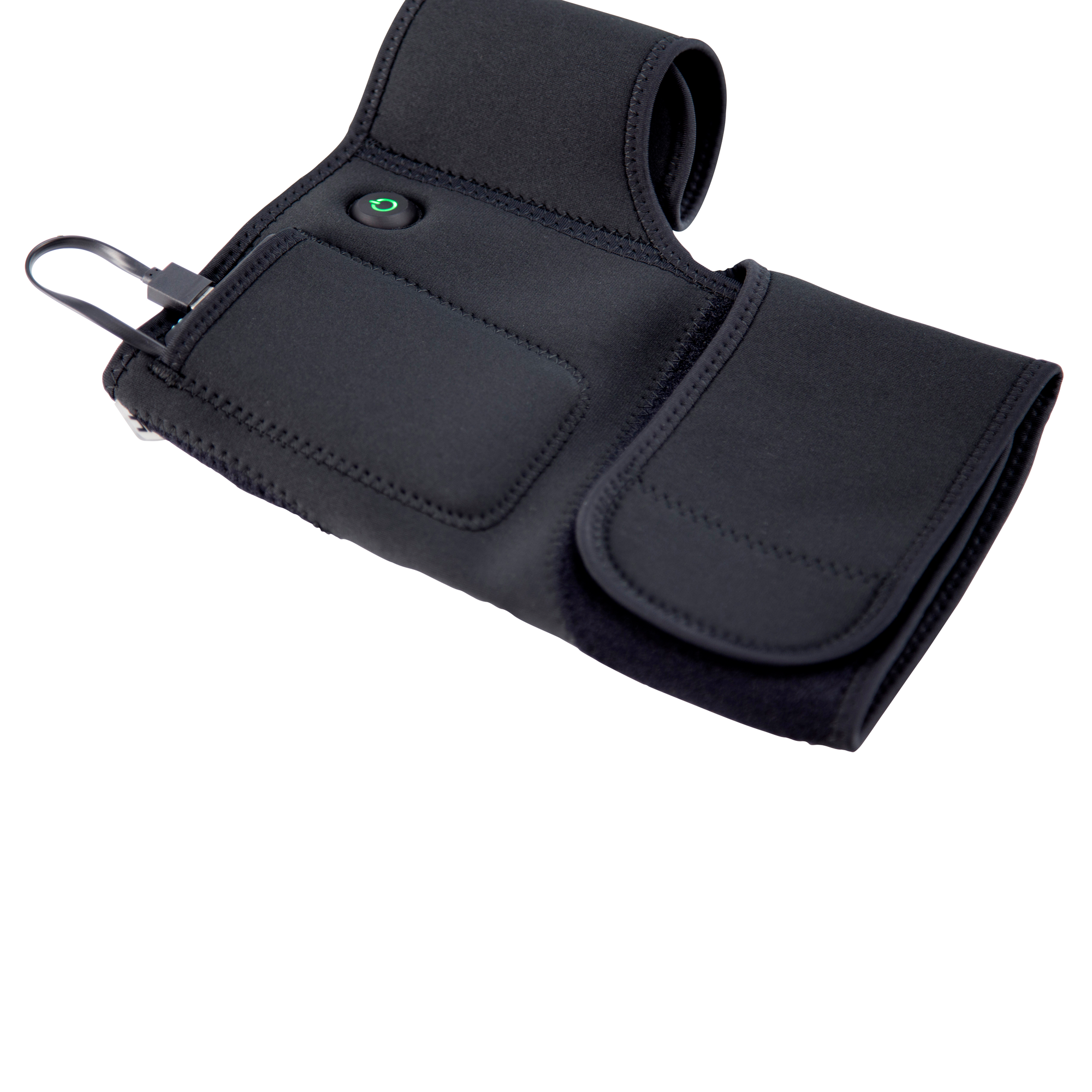 Schwarze beheizte Kniebandage mit Einschaltknopf, USB-Kabel und Klettverschlüssen, isoliert auf Weiß.