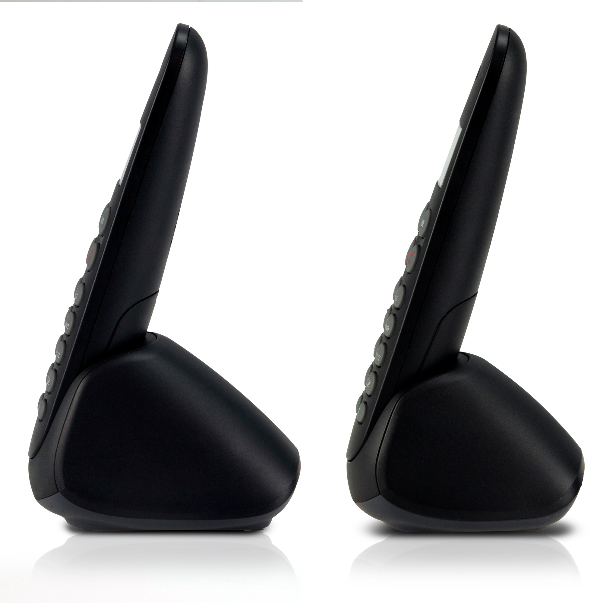 Twee zwarte draadloze telefoons op hun bases, zijaanzicht, met knoppen en een scherm.