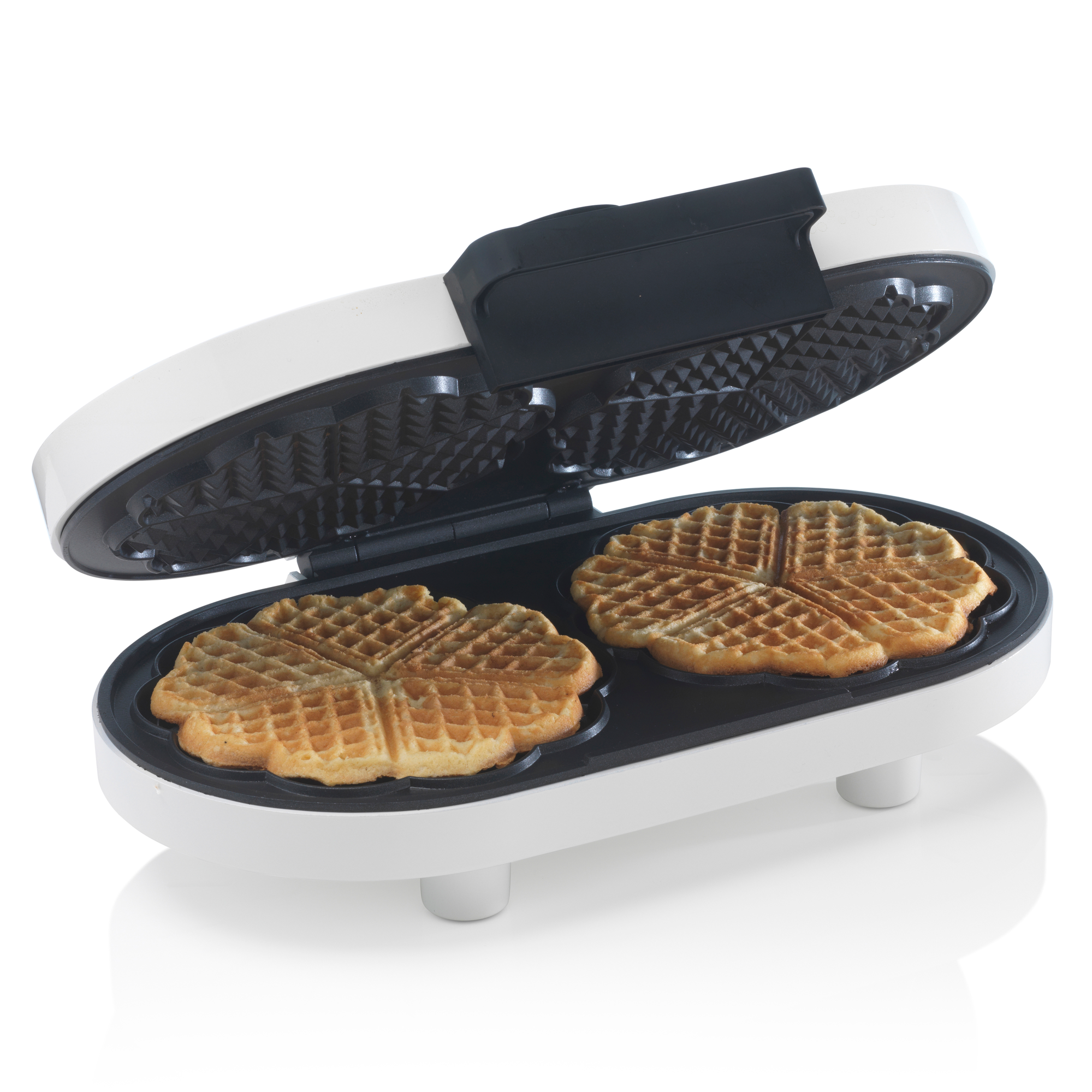 Waffeleisen offen, mit zwei gebackenen Waffeln im Inneren, auf weißer Oberfläche. Schwarz und weiß.