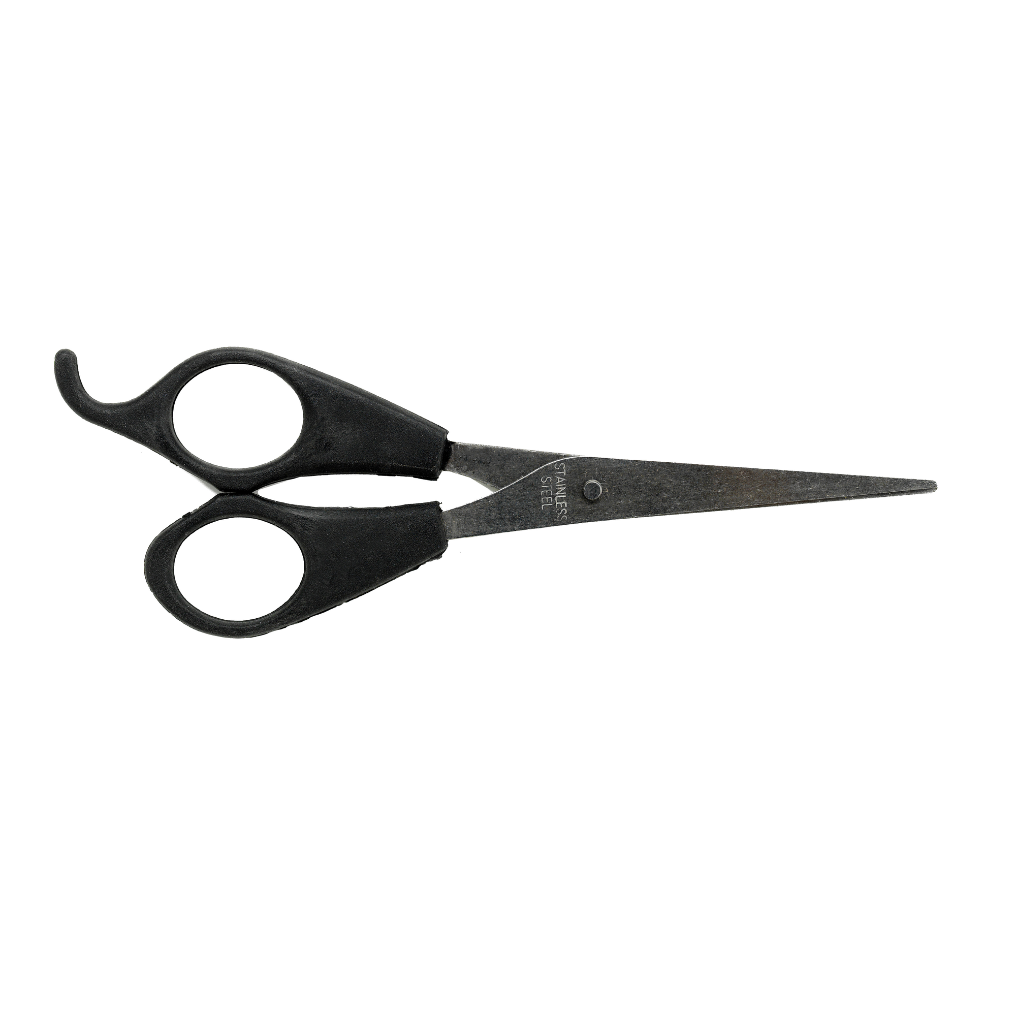 Czarne nożyczki do strzyżenia włosów. Uchwyty są czarne z otworami na palce. Etykieta ze stali nierdzewnej.