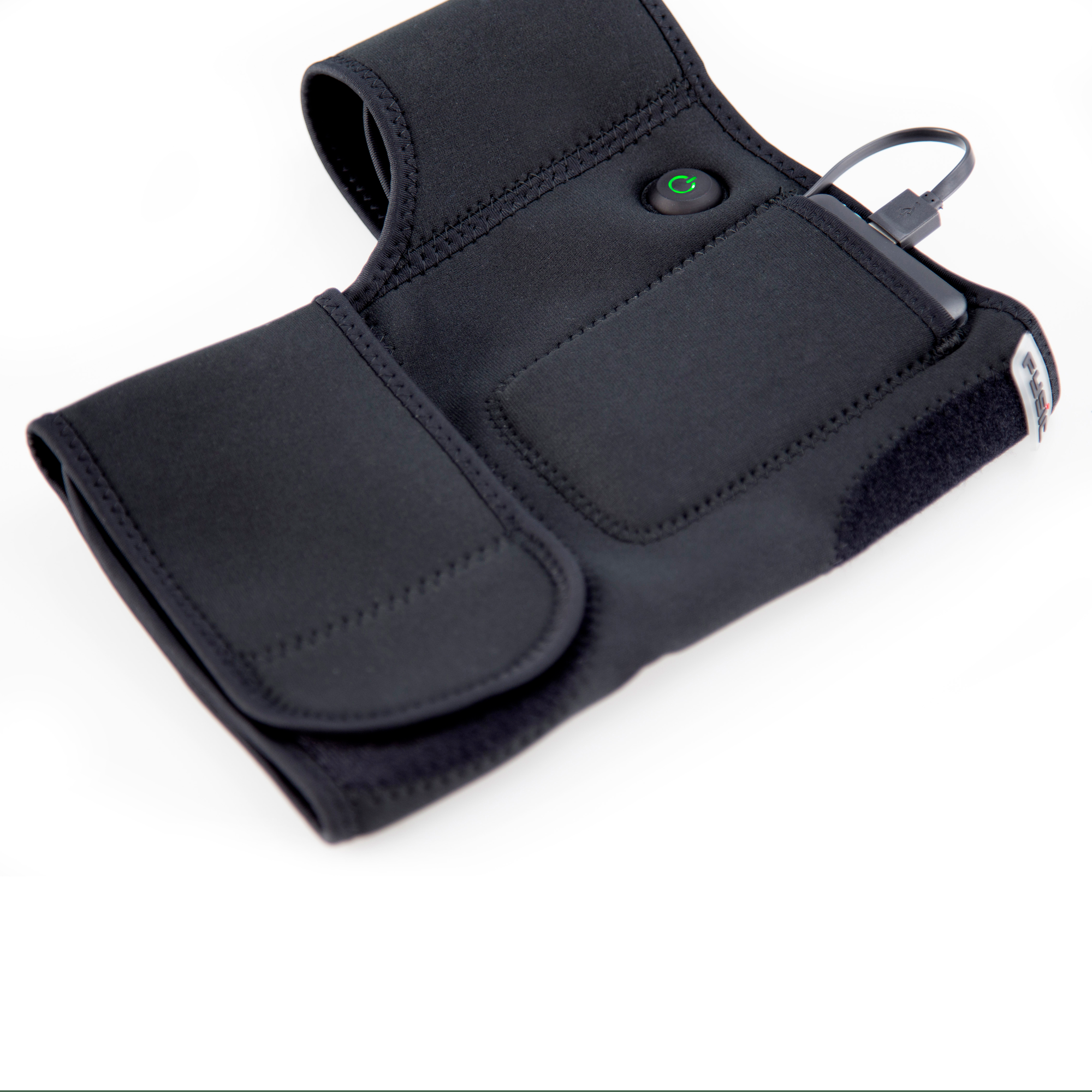 Eine schwarze Neoprenhülle mit Ladeanschluss und Knopf.