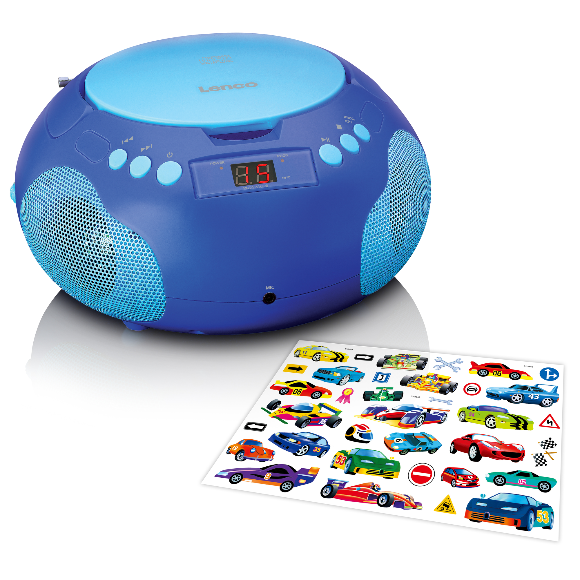Lettore CD blu con adesivi di auto da corsa. Il lettore ha un display digitale, pulsanti e altoparlanti.
