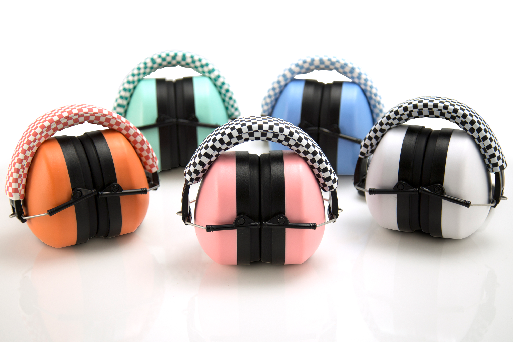 Pięć kolorowych nauszników z kratowanymi opaskami, ułożonych na białej powierzchni.