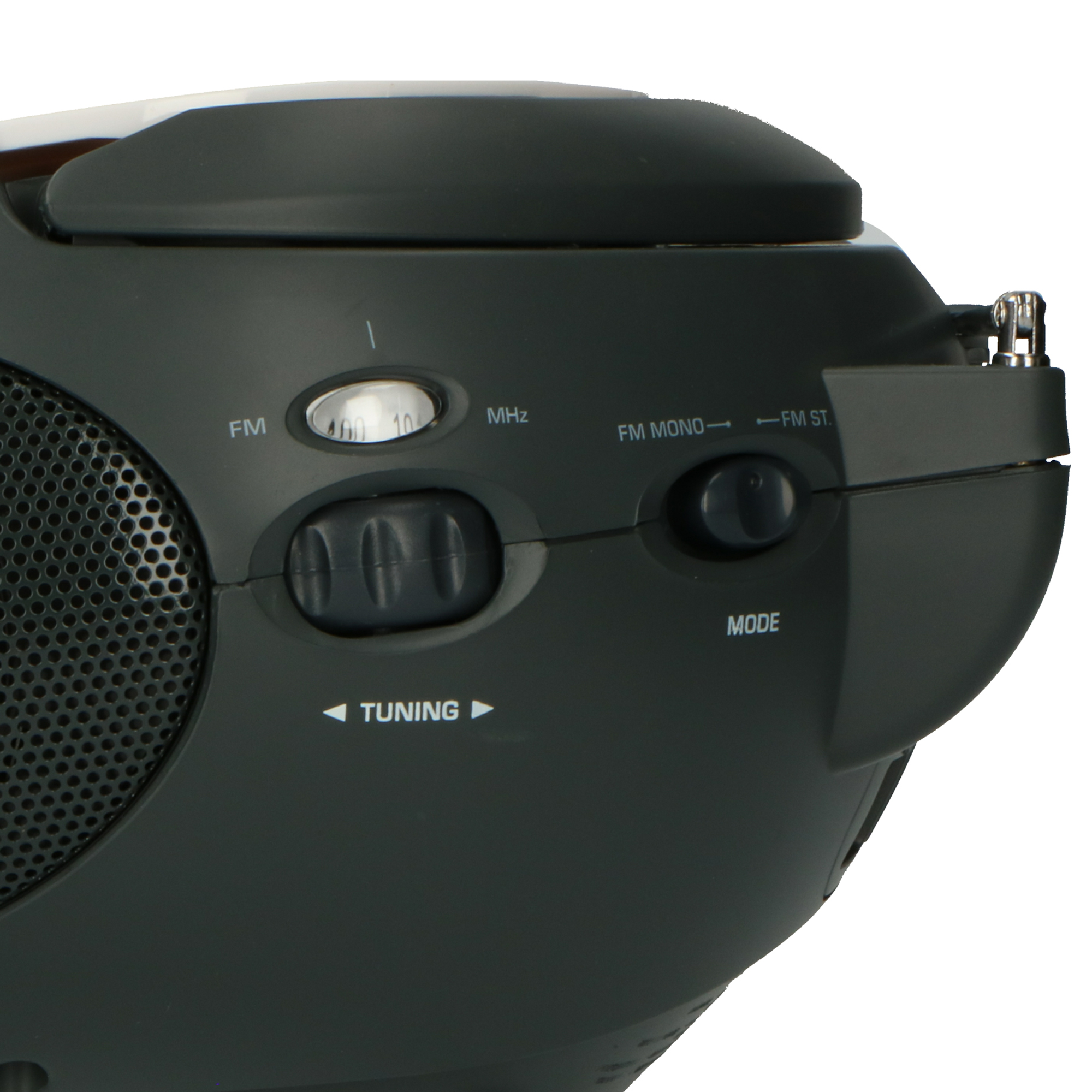 Nahaufnahme eines schwarzen Radios mit Abstimmungs- und Modusreglern. Weißer Hintergrund.