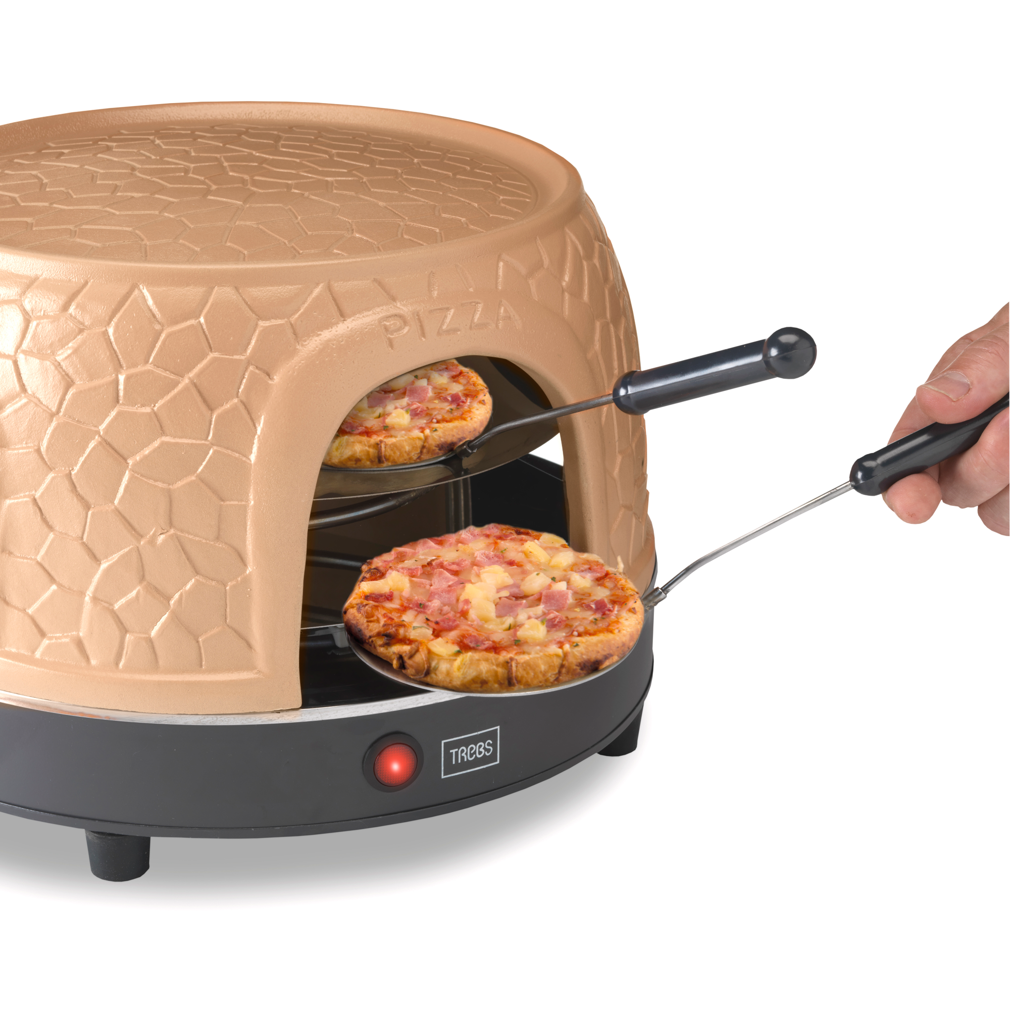 Un forno per pizza con due pizze all'interno e una mano con una pala per pizza.
