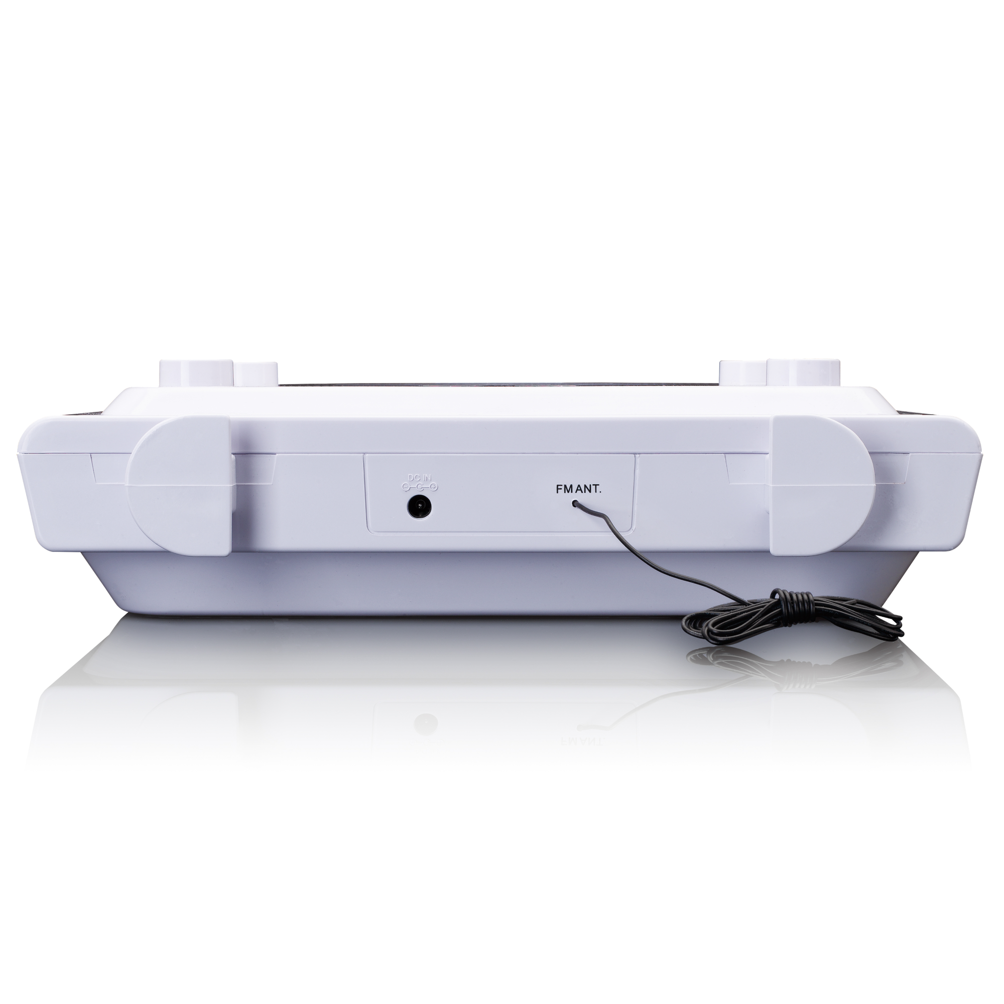 Białe radio, widok z tyłu, z anteną FM i wejściami. Podłączony czarny przewód.