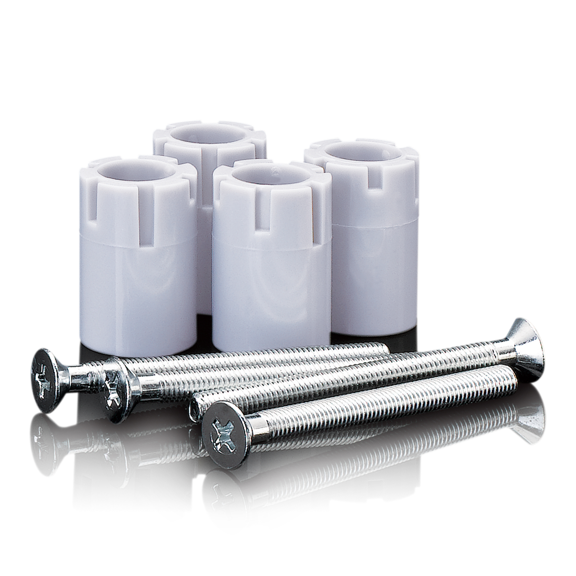 Cztery białe plastikowe cylindry i cztery srebrne śruby. Białe tło. Widoczne odbicie.