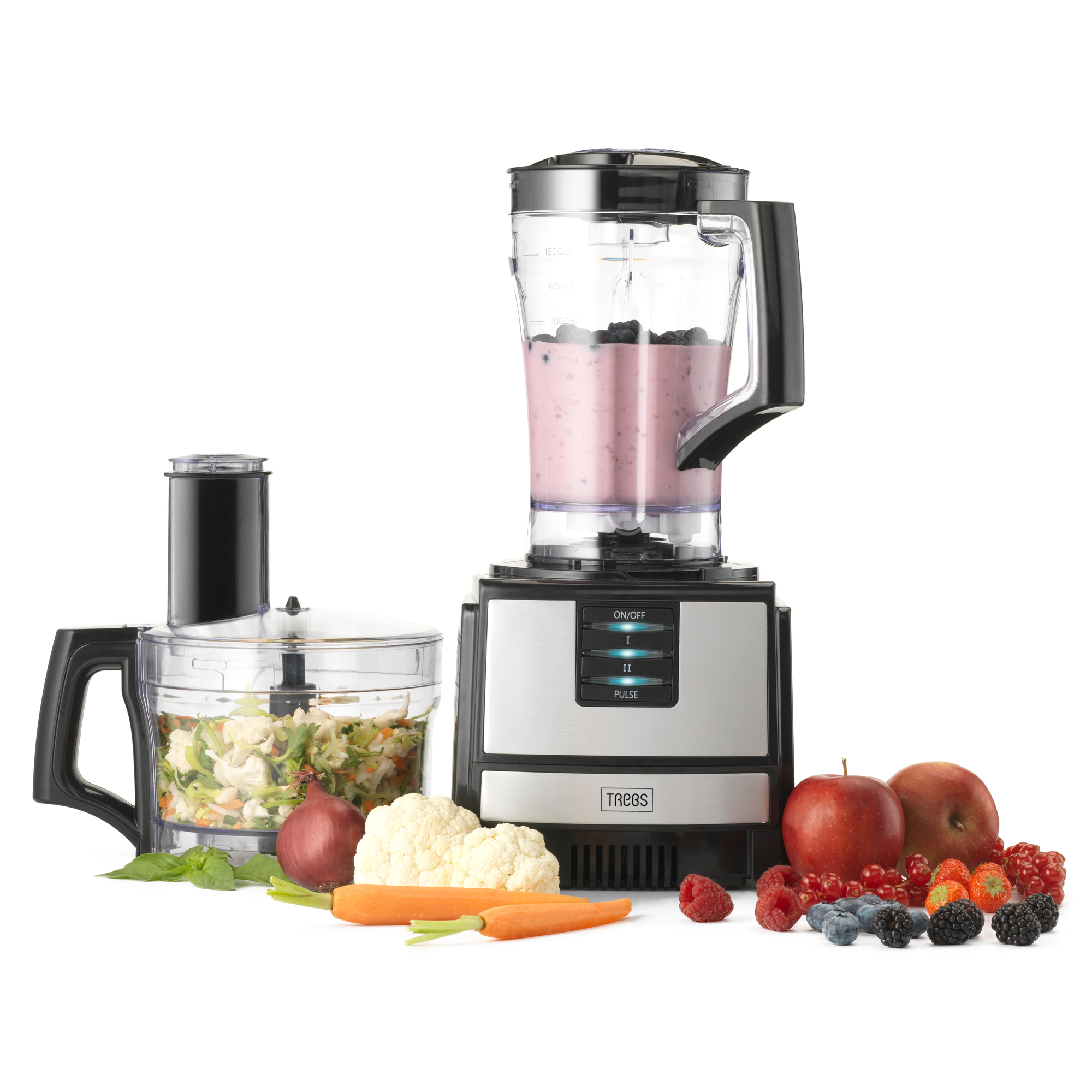 Frullatore e robot da cucina con frutta e verdura. Sfondo bianco.