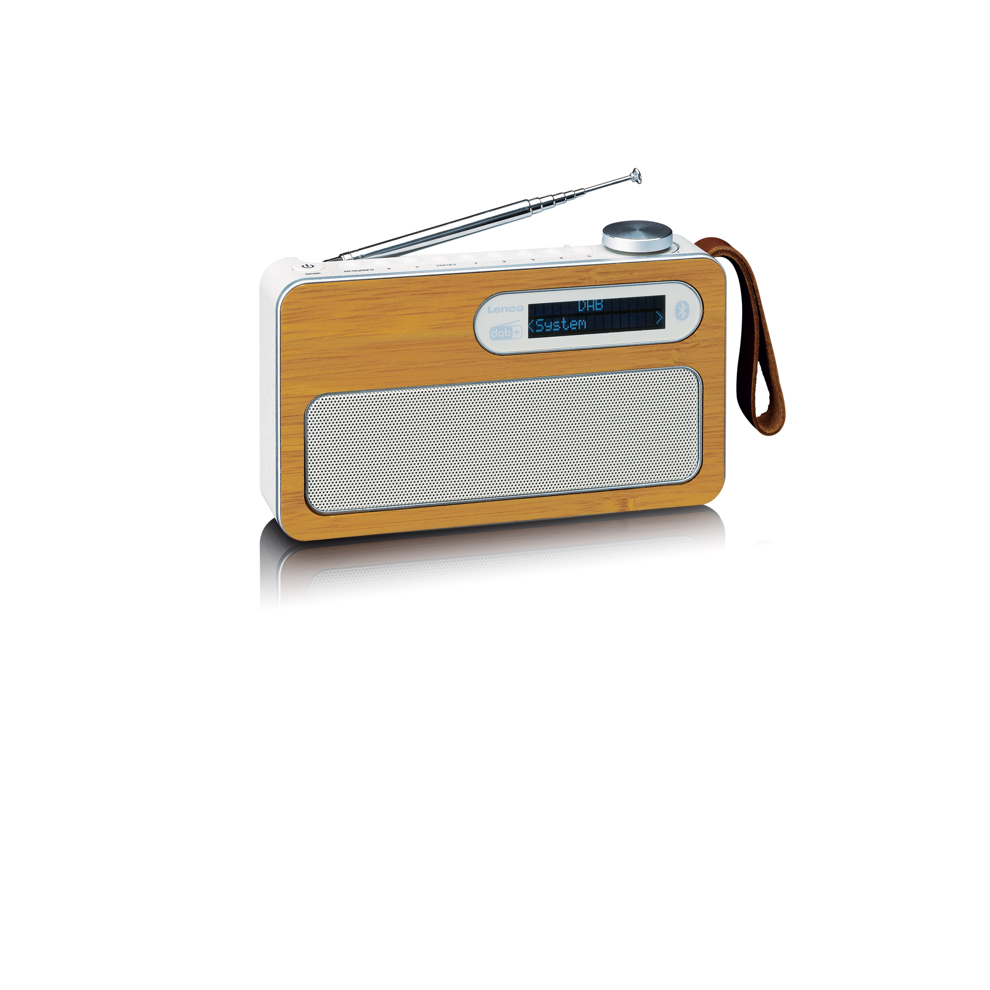Une radio en bois vintage avec affichage numérique et antenne, sur fond blanc.