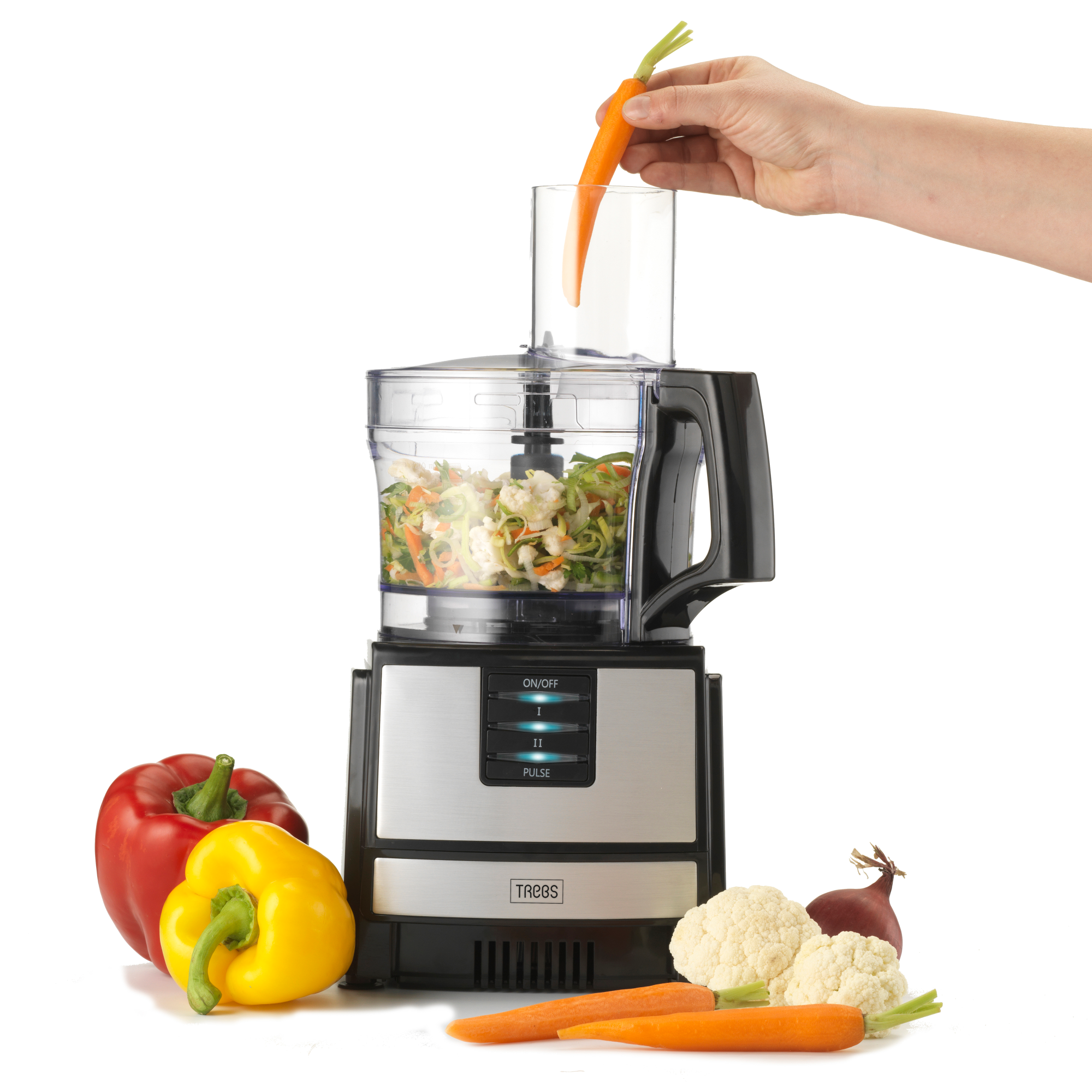 Robot da cucina con verdure. Una mano mette una carota in cima.