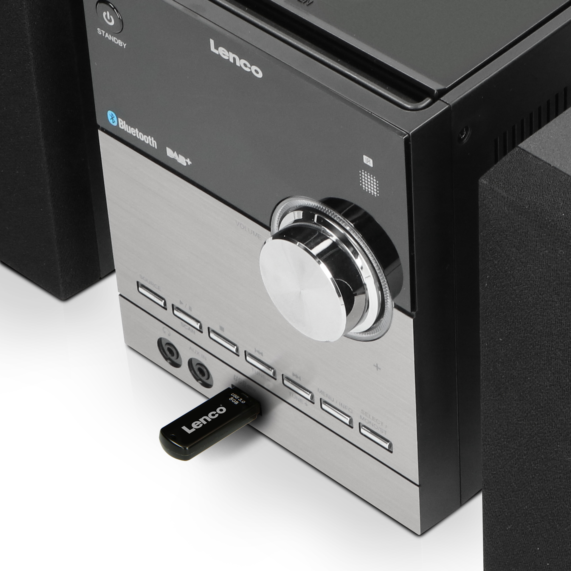 Schwarzes und silbernes Stereoanlage mit eingestecktem USB-Laufwerk, Marke 'Lenco'.