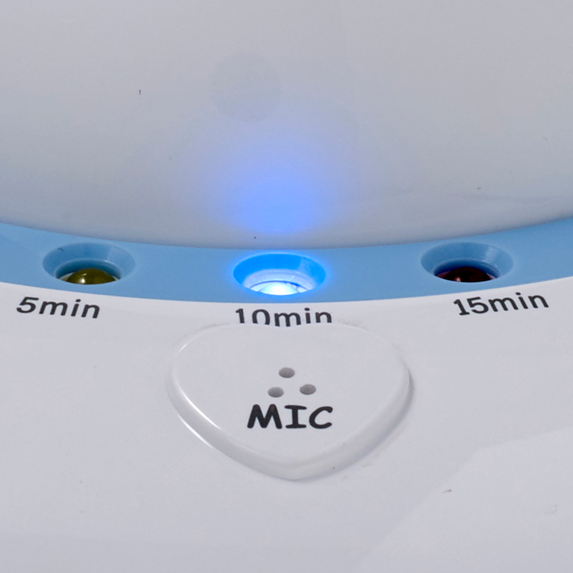 Biały przycisk z niebieskim światłem i etykietami 5min, 10min, 15min. Ma etykietę MIC.