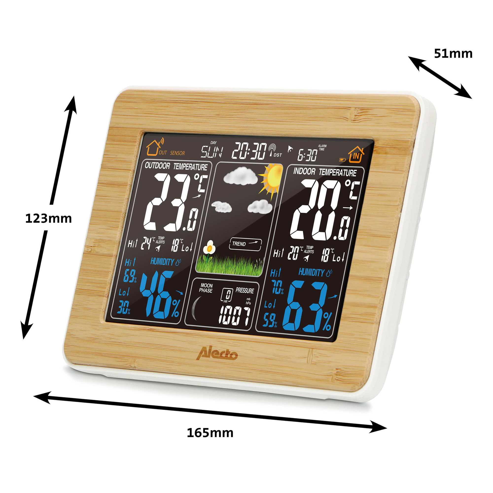 Digitale Wetterstation mit Bambusrahmen, zeigt Temperatur, Luftfeuchtigkeit und Wetter an.