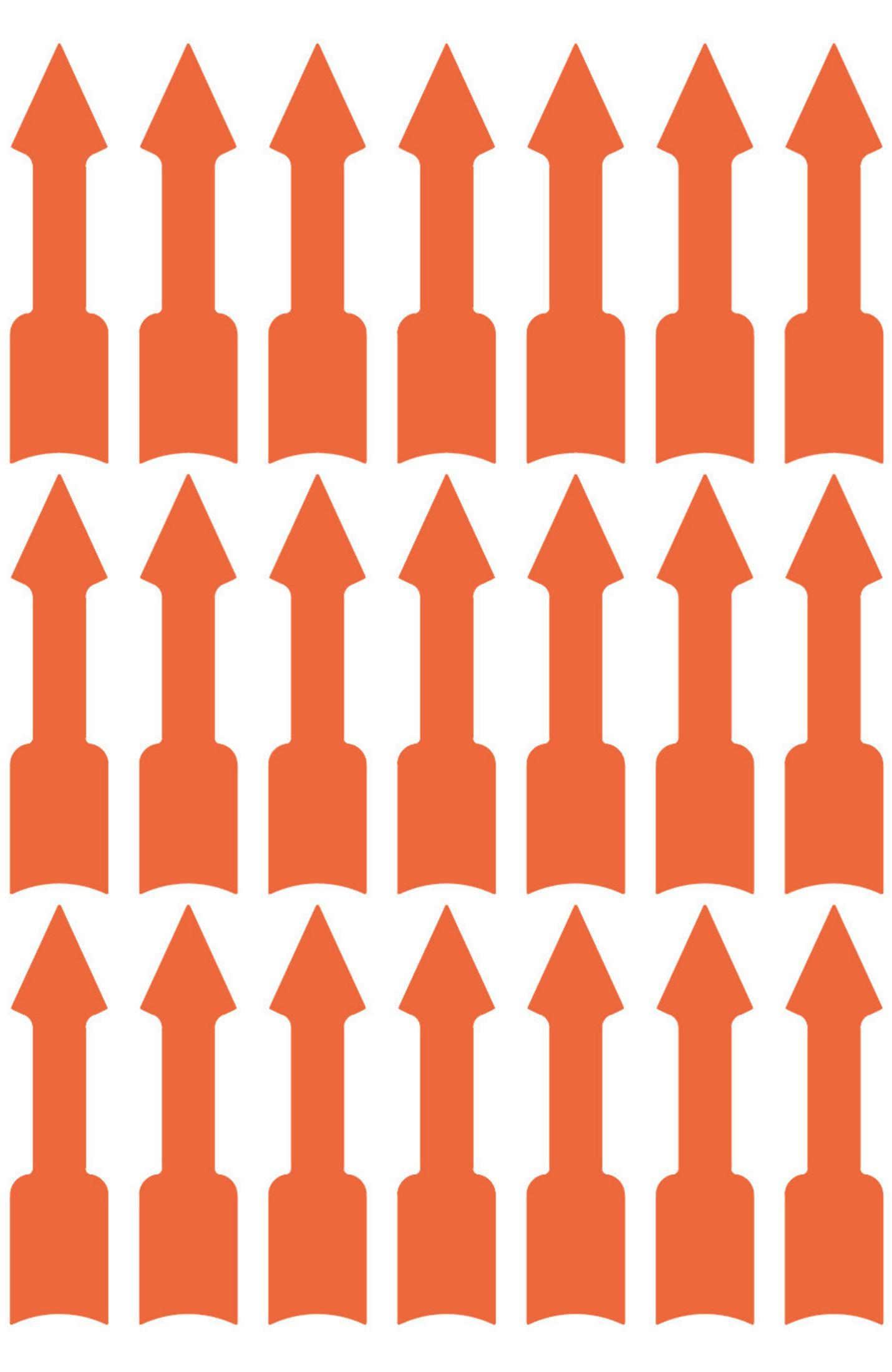Ein Muster aus orangefarbenen Pfeilen auf weißem Hintergrund, die nach oben zeigen.