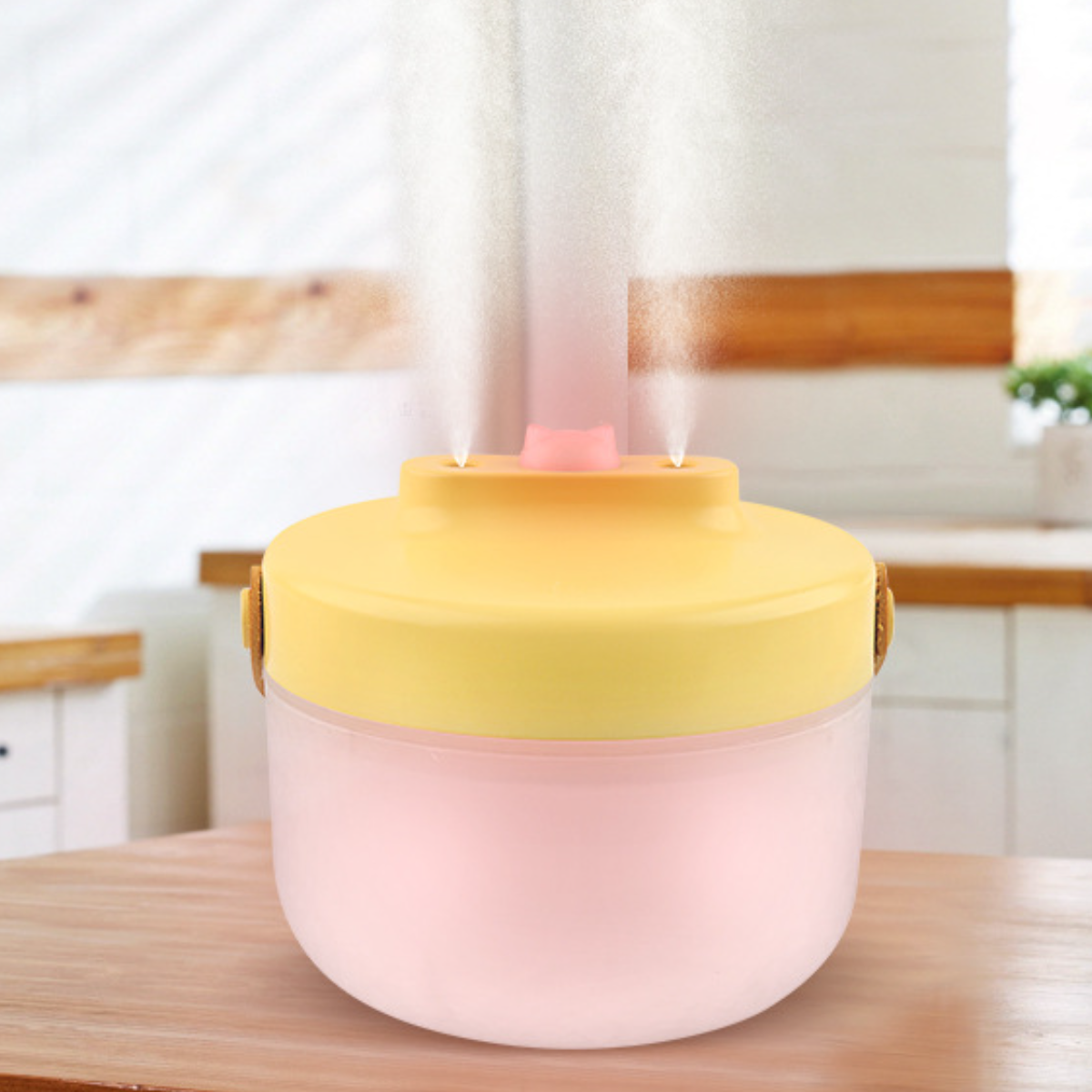 Ein rosa und gelber Luftbefeuchter mit aufsteigendem Dampf auf einem Holztisch.