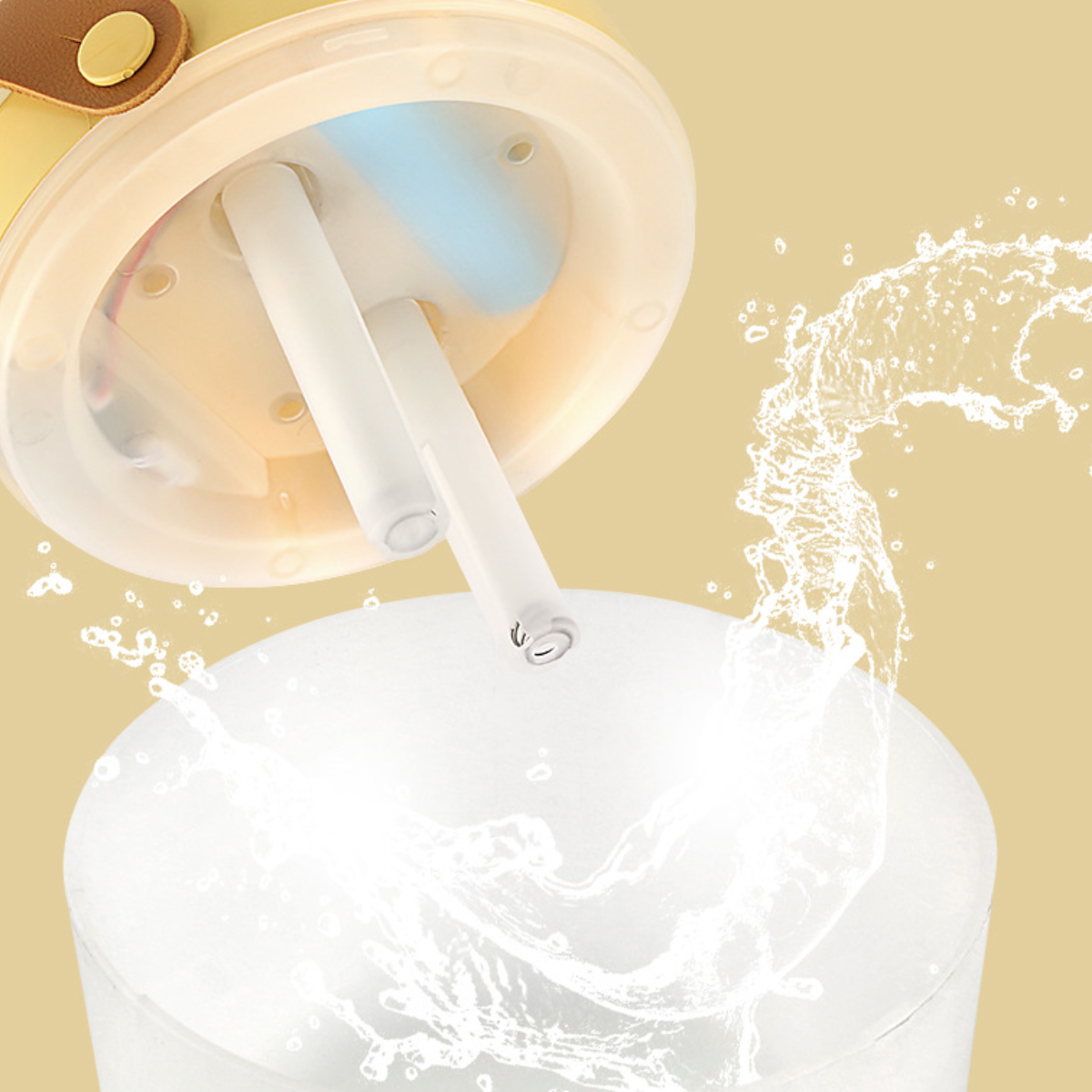 Wasser fließt aus einer Babyflasche, die das Innere mit zwei Strohhalmen zeigt.