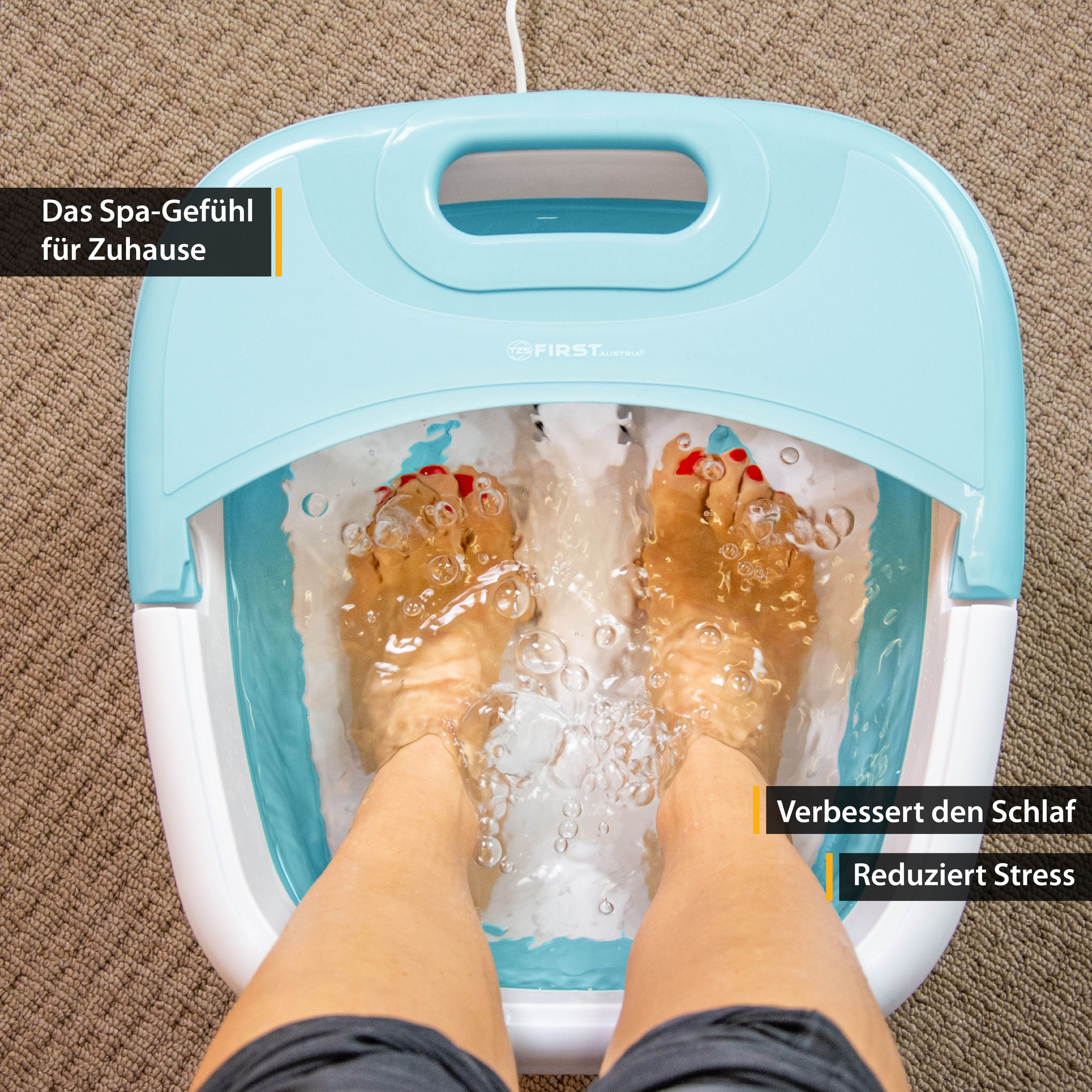 Füße in blauem Fußbad mit Wasser. Text: Das Spa-Gefühl für Zuhause, verbessert den Schlaf, reduziert Stress.