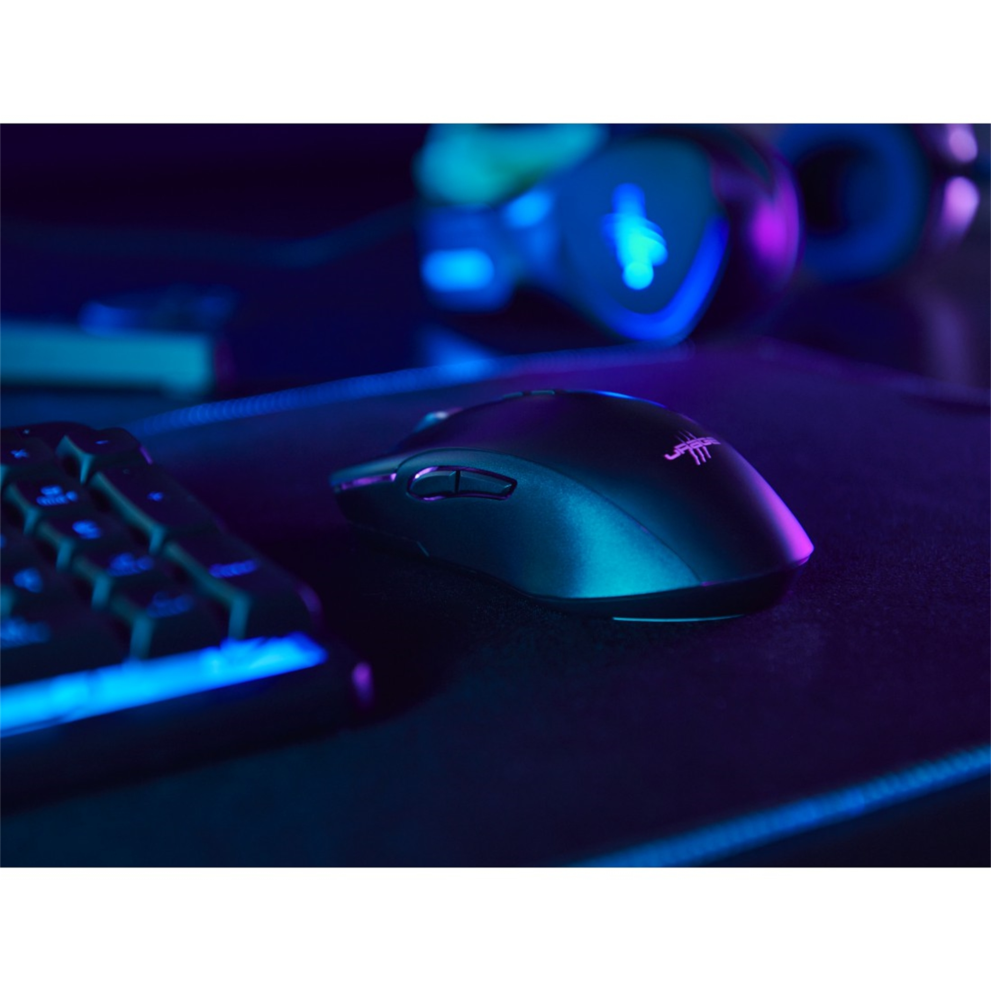 Mouse da gioco nero su tappetino nero. Tastiera sullo sfondo. Luce ambientale blu e viola.