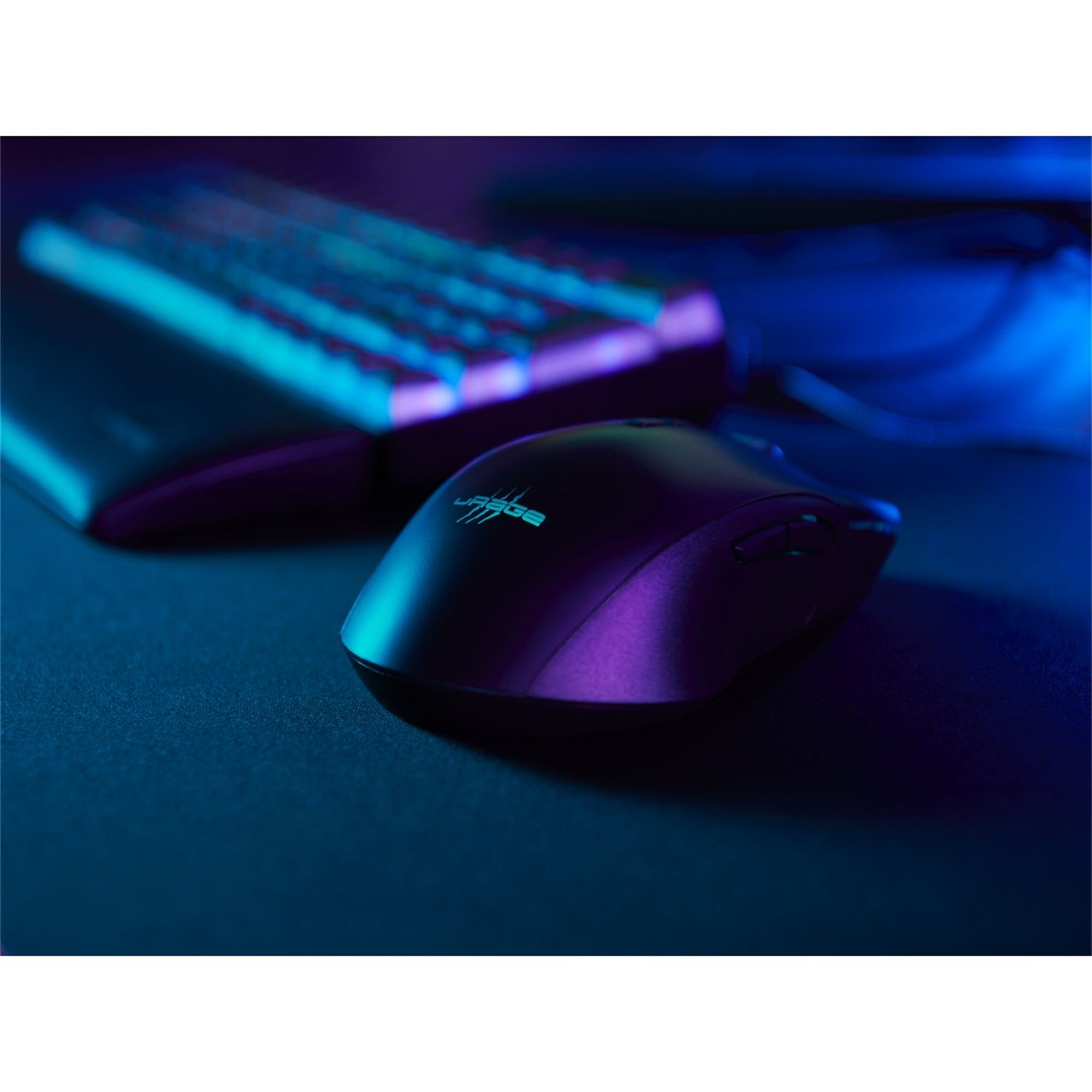 Un mouse da gioco nero e viola su una superficie scura. Una tastiera è sfocata sullo sfondo.
