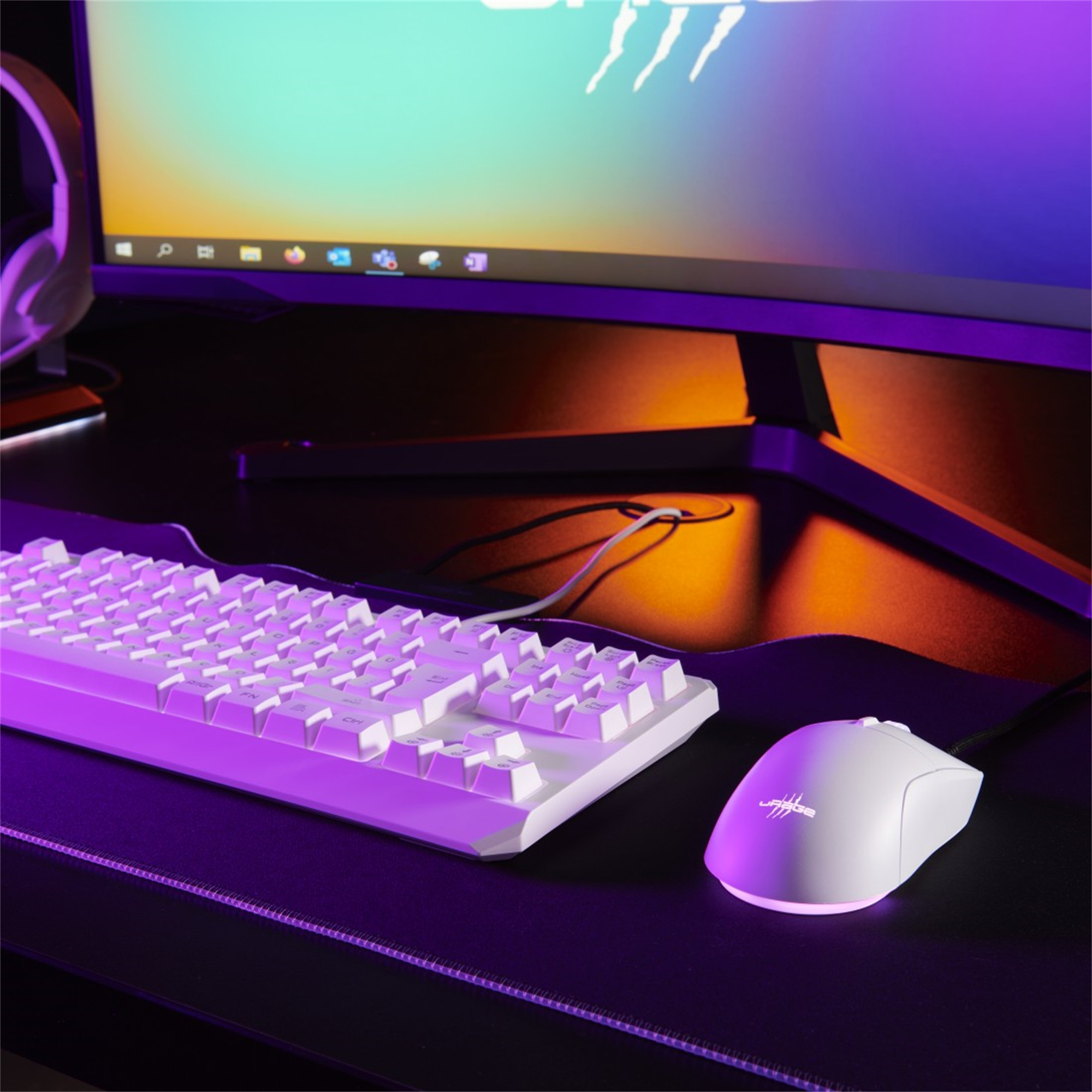 Ein Gaming-Setup mit weißer Tastatur, Maus und Monitor auf einem schwarzen Schreibtisch.